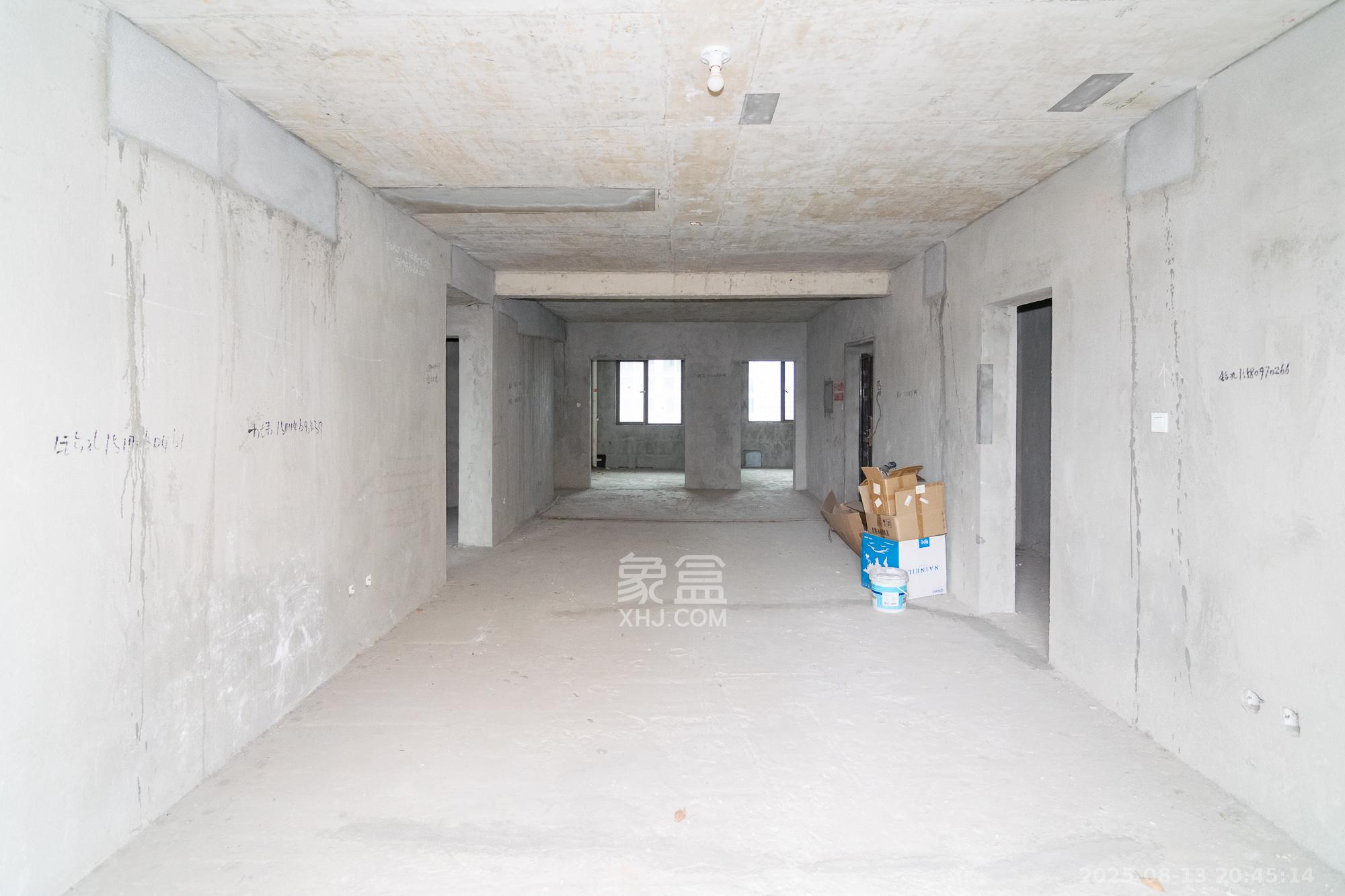 大汉汉园  5室2厅2卫    99.8万客厅