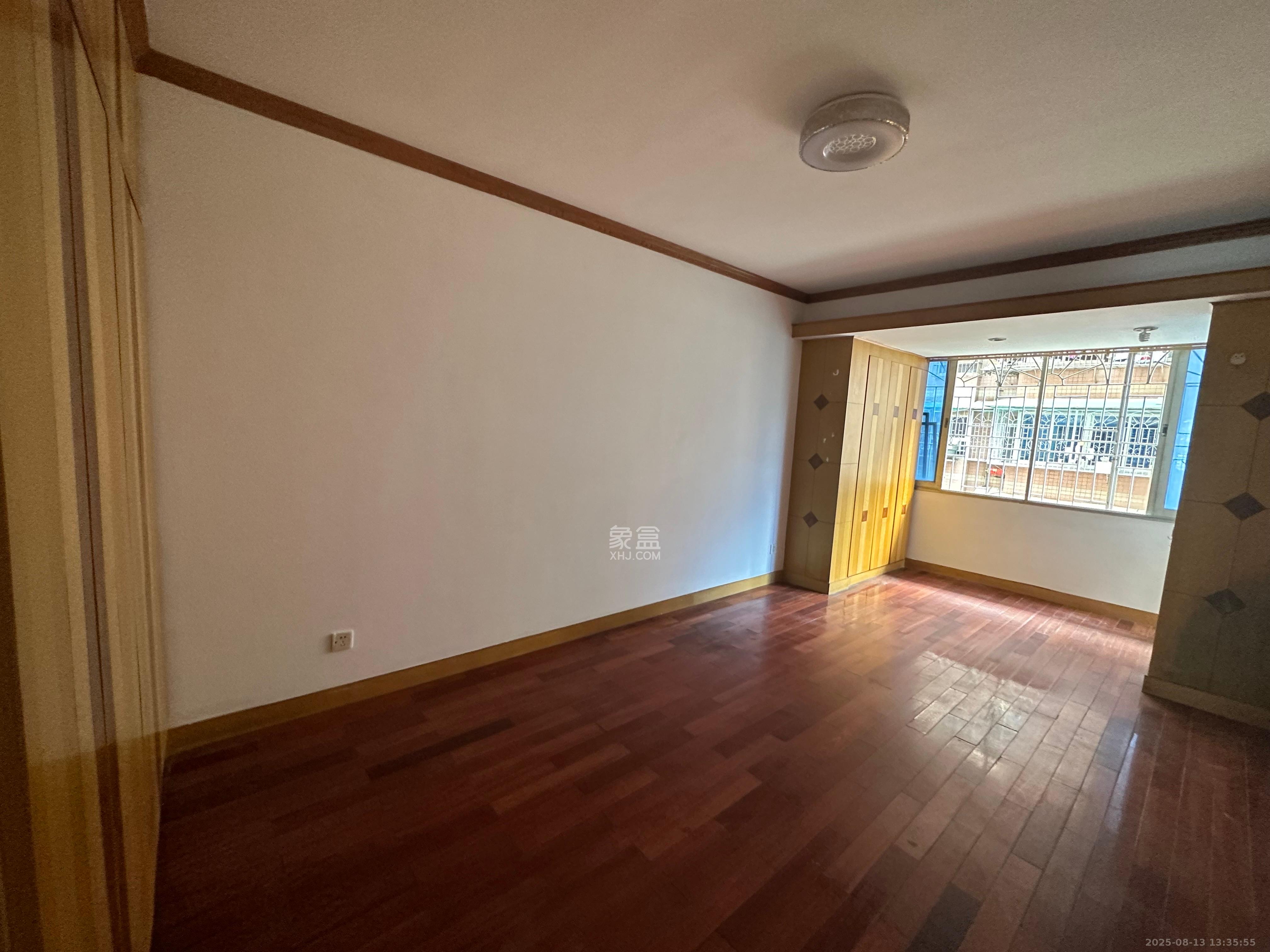 兴汉门公寓  4室2厅2卫    4000.0元/月室内图