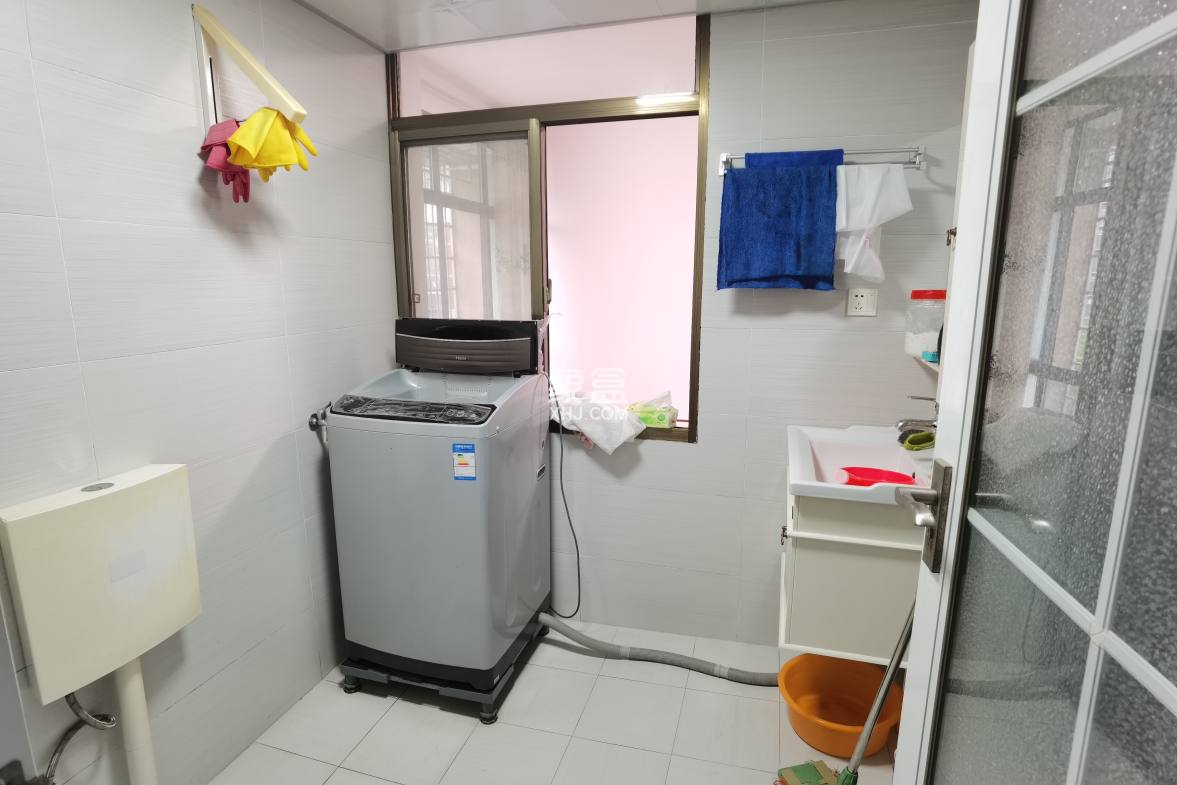 市工商局单位房 5室2厅3卫 180.0万 市工商局单位房 5室2厅3卫 180.0万客厅