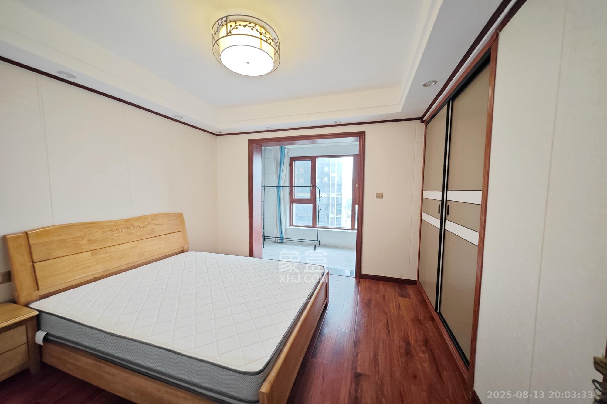 建发中央悦府  4室2厅2卫   195.00万卧室