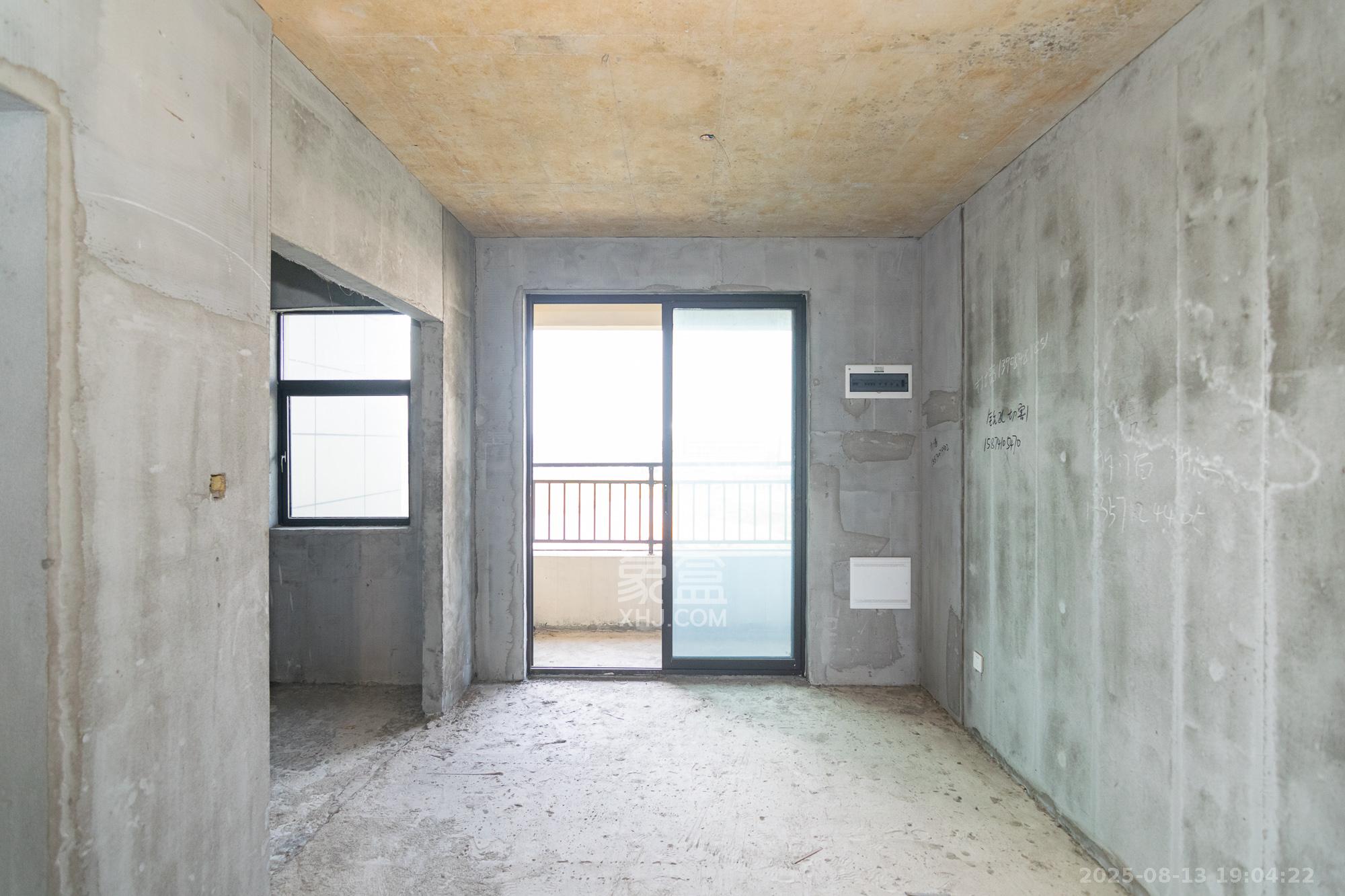 大汉汉府一期 4室2厅2卫 64.8万 大汉汉府一期 4室2厅2卫 64.8万客厅