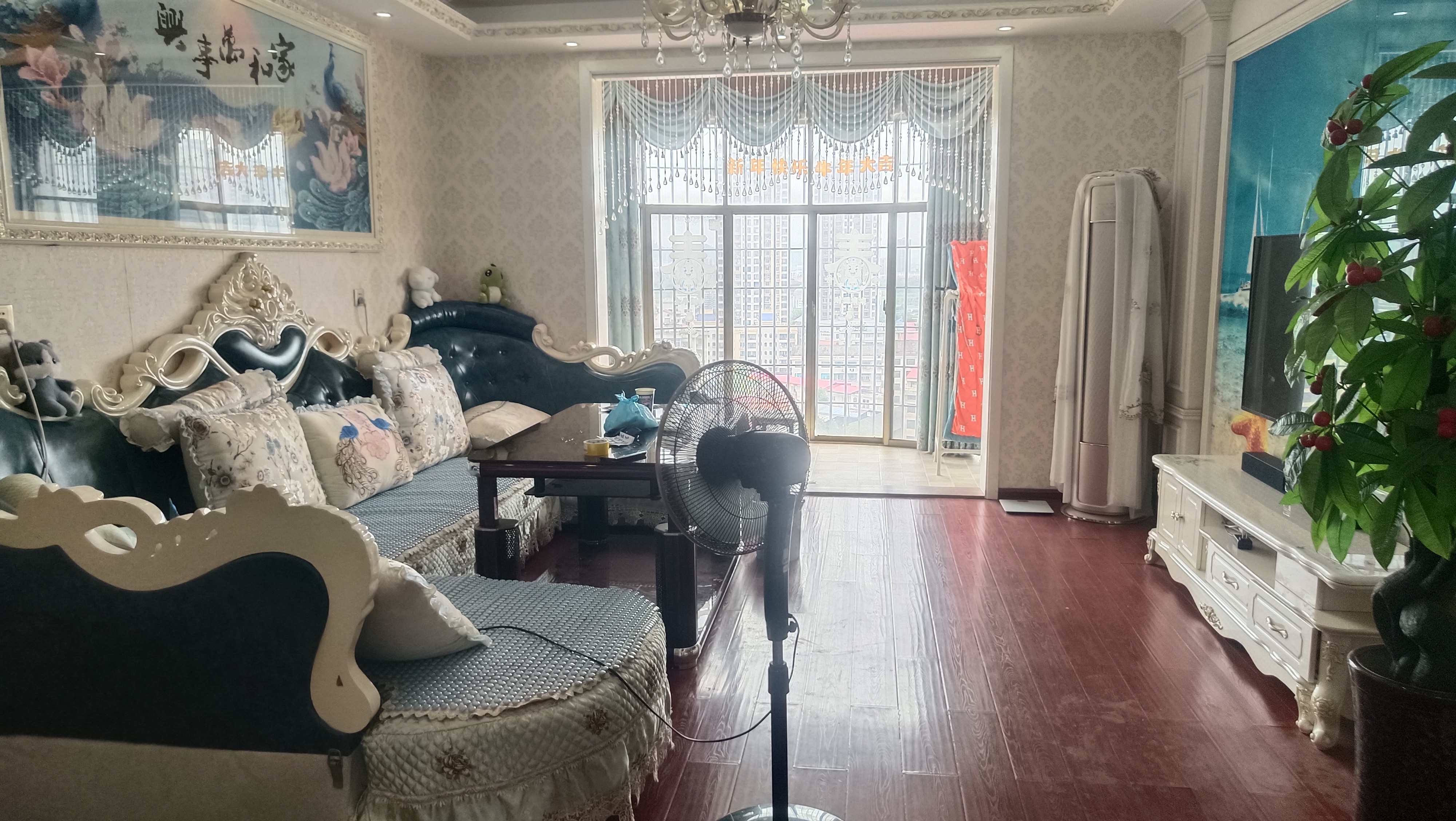 金碧文苑 1室2厅2卫 68.8万 金碧文苑 1室2厅2卫 68.8万客厅