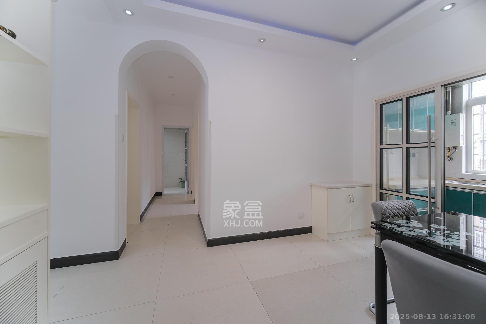 山水湾 1室2厅1卫 59.8万 山水湾 1室2厅1卫 59.8万客厅