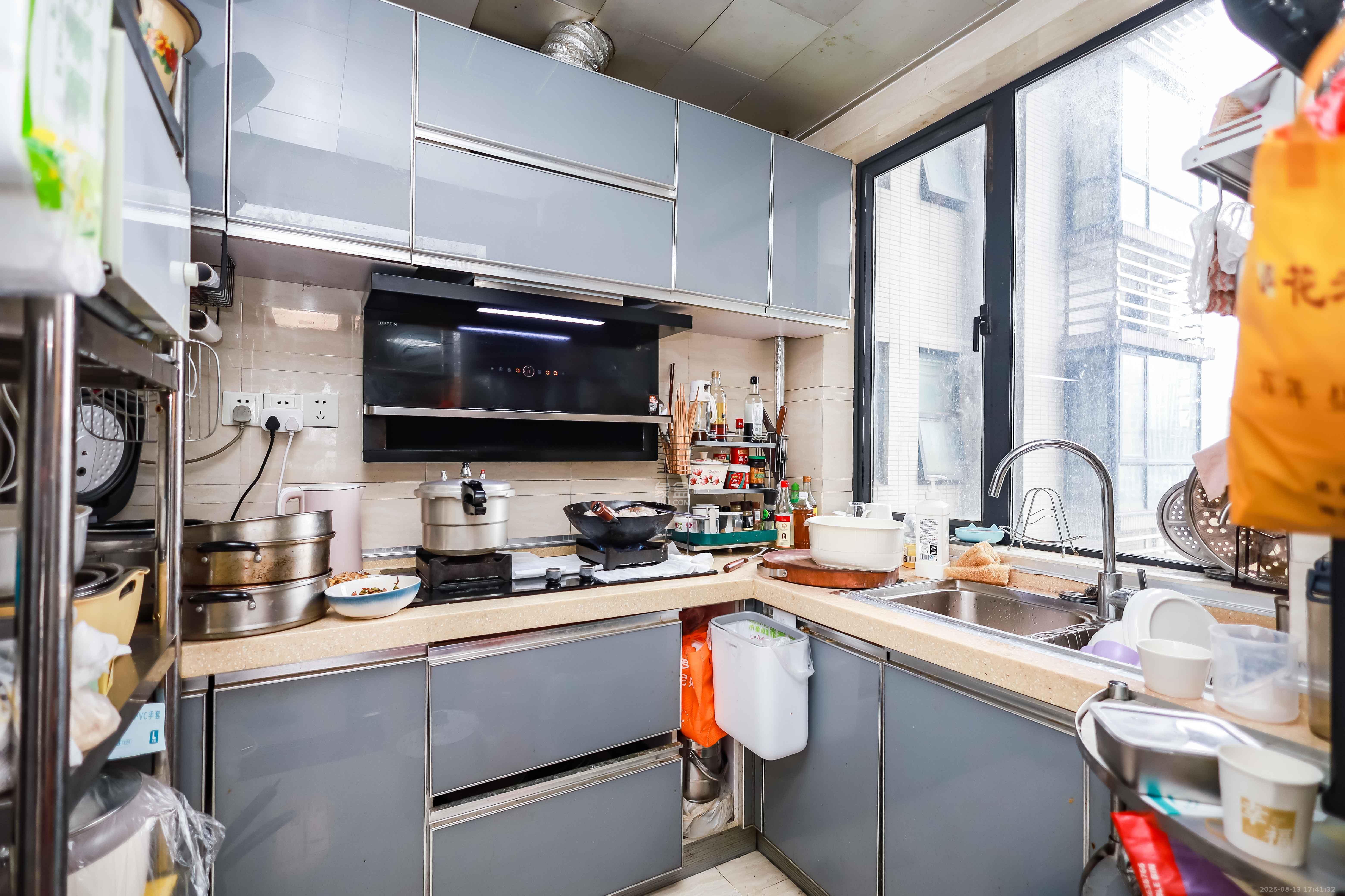 莱茵城  3室2厅1卫    66.8万 莱茵城  3室2厅1卫    66.8万厨房