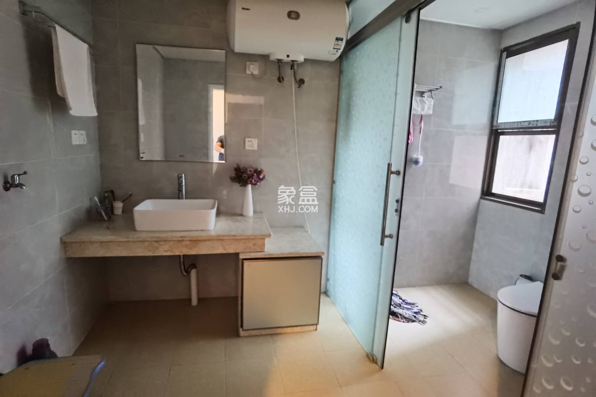 市工商局单位房 5室2厅3卫 180.0万 市工商局单位房 5室2厅3卫 180.0万客厅