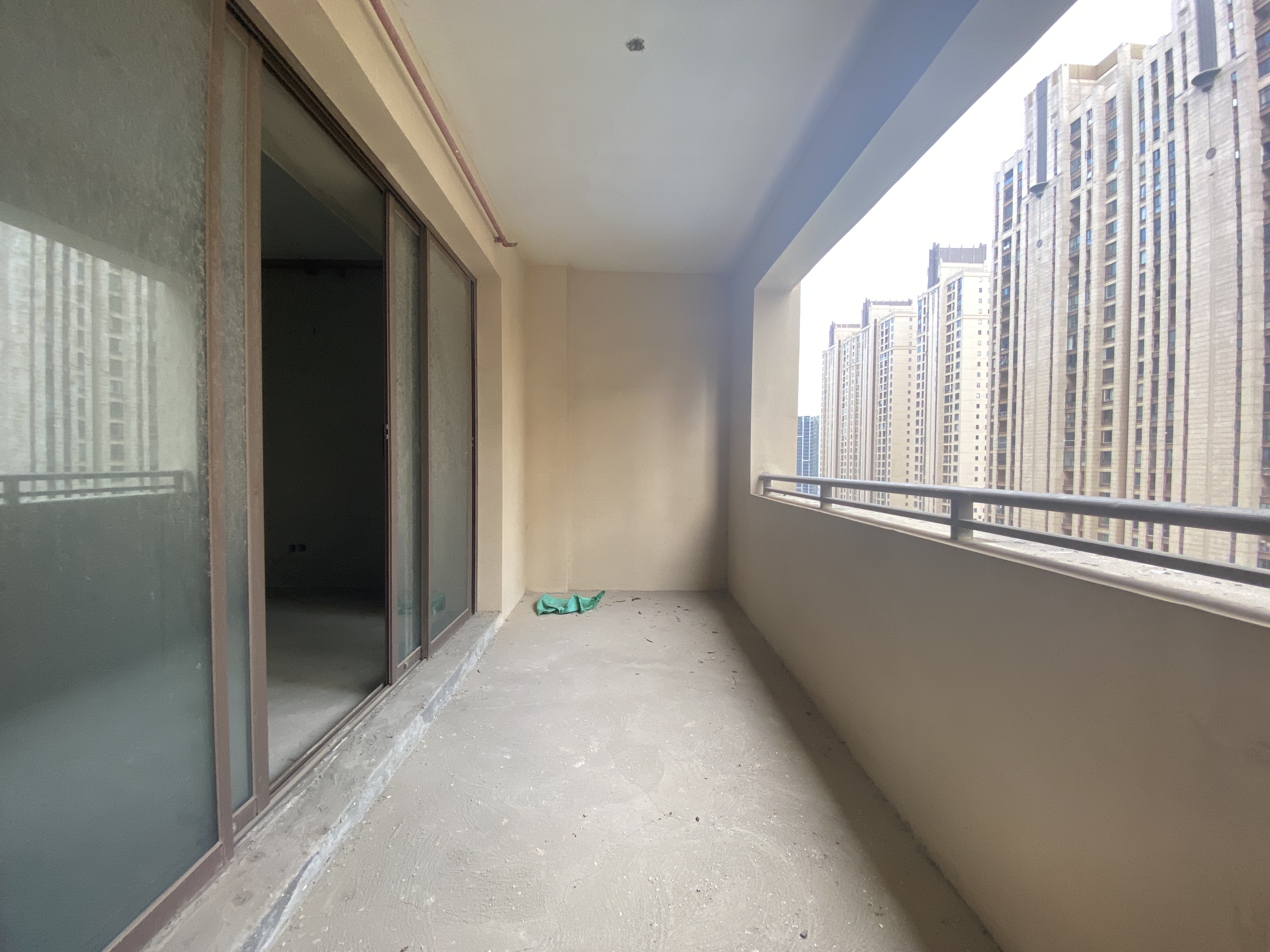 海航豪庭南苑 4室2厅3卫 490.0万 海航豪庭南苑 4室2厅3卫 490.0万客厅