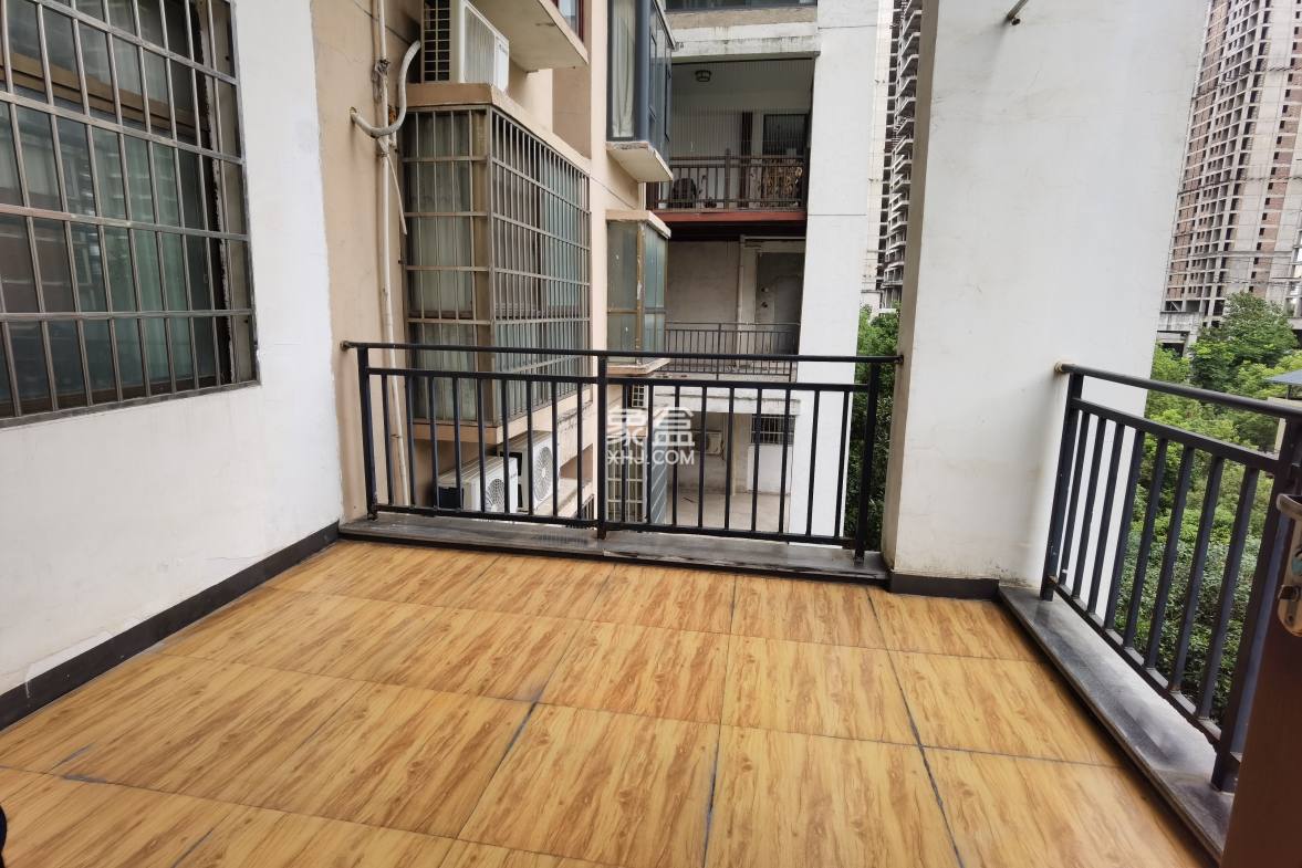 市工商局单位房 5室2厅3卫 180.0万 市工商局单位房 5室2厅3卫 180.0万客厅