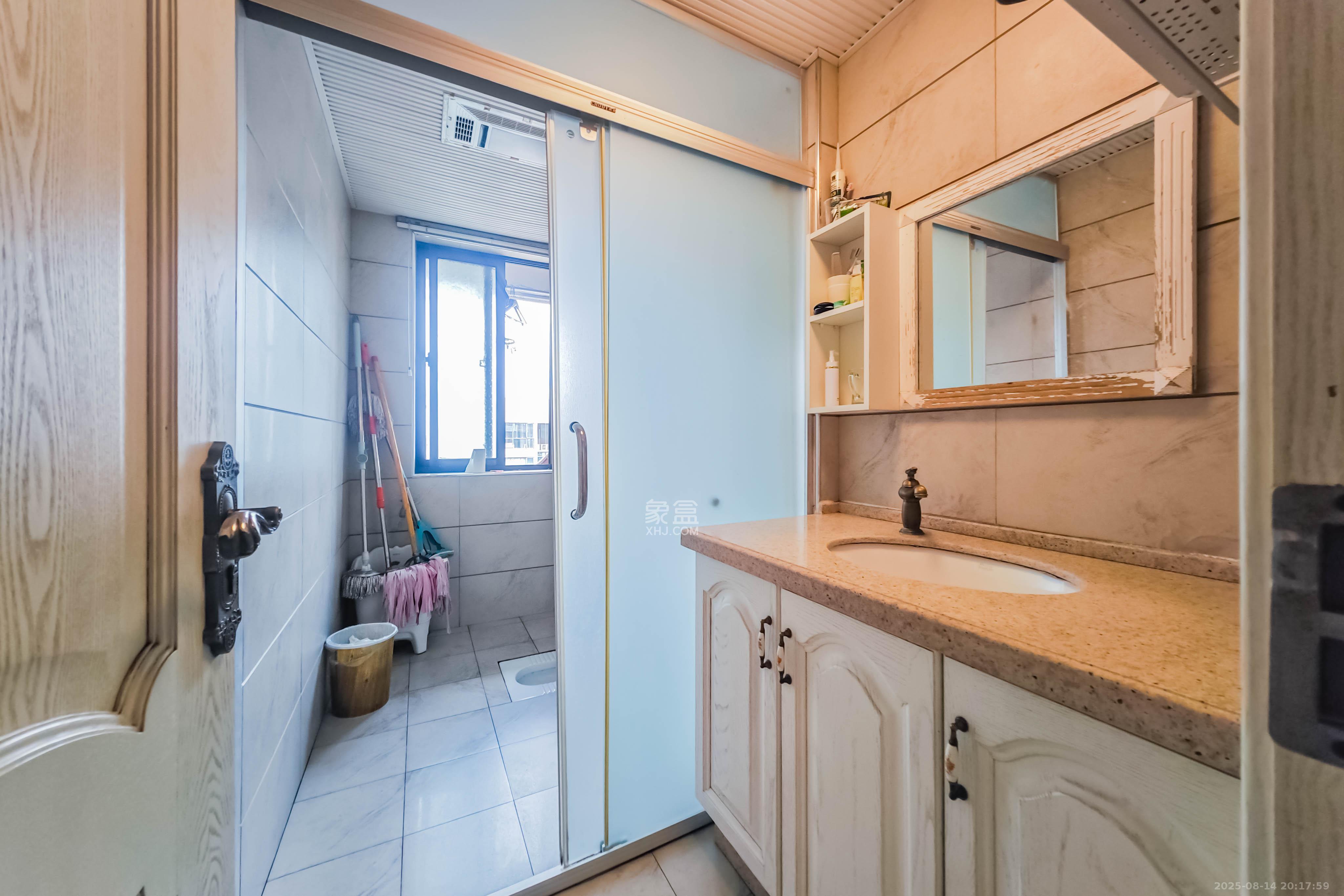 融科东南海  4室2厅2卫    135.0万 融科东南海  4室2厅2卫    135.0万卫生间