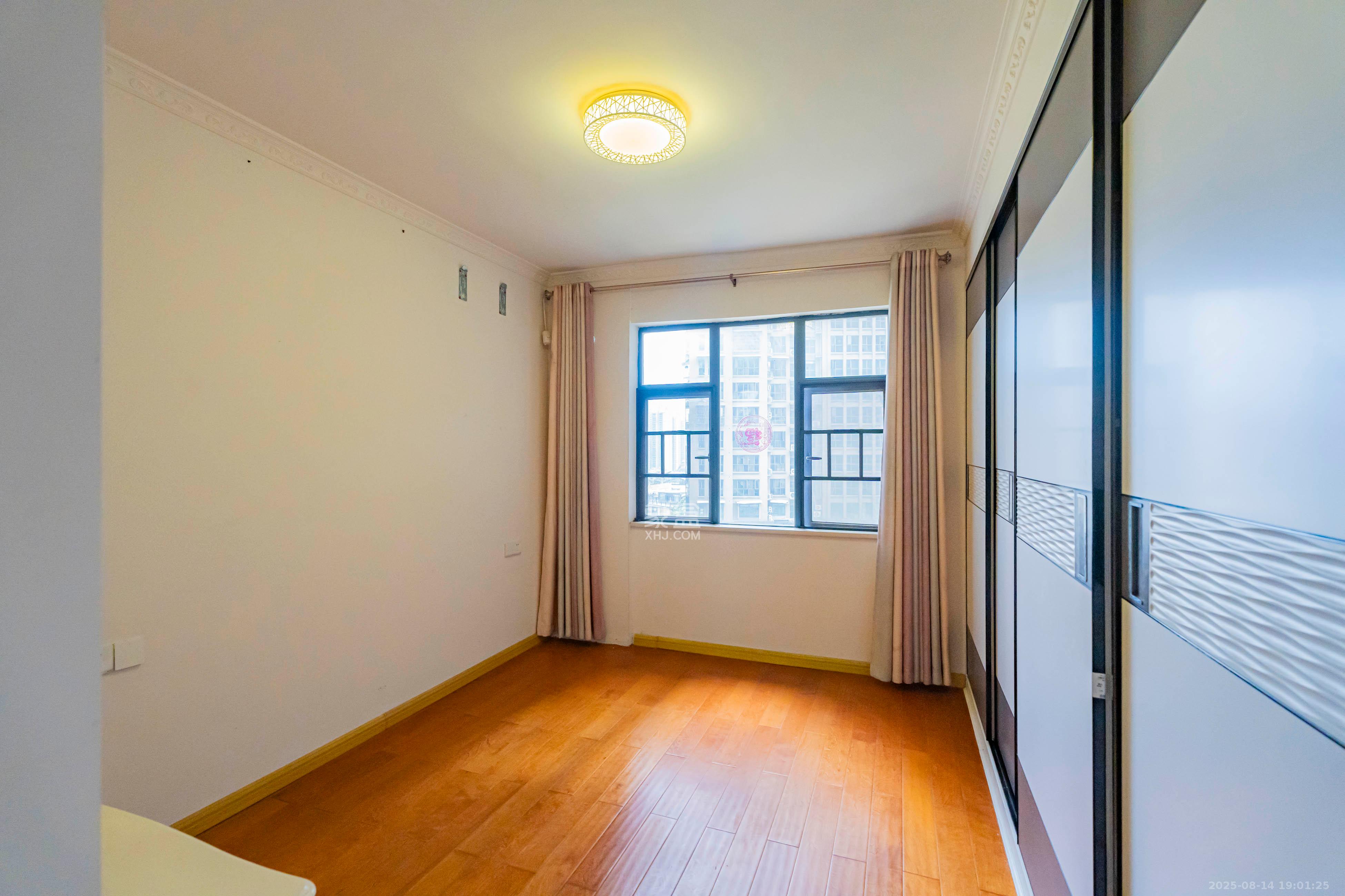 悦湖山  4室2厅2卫    80.0万卧室