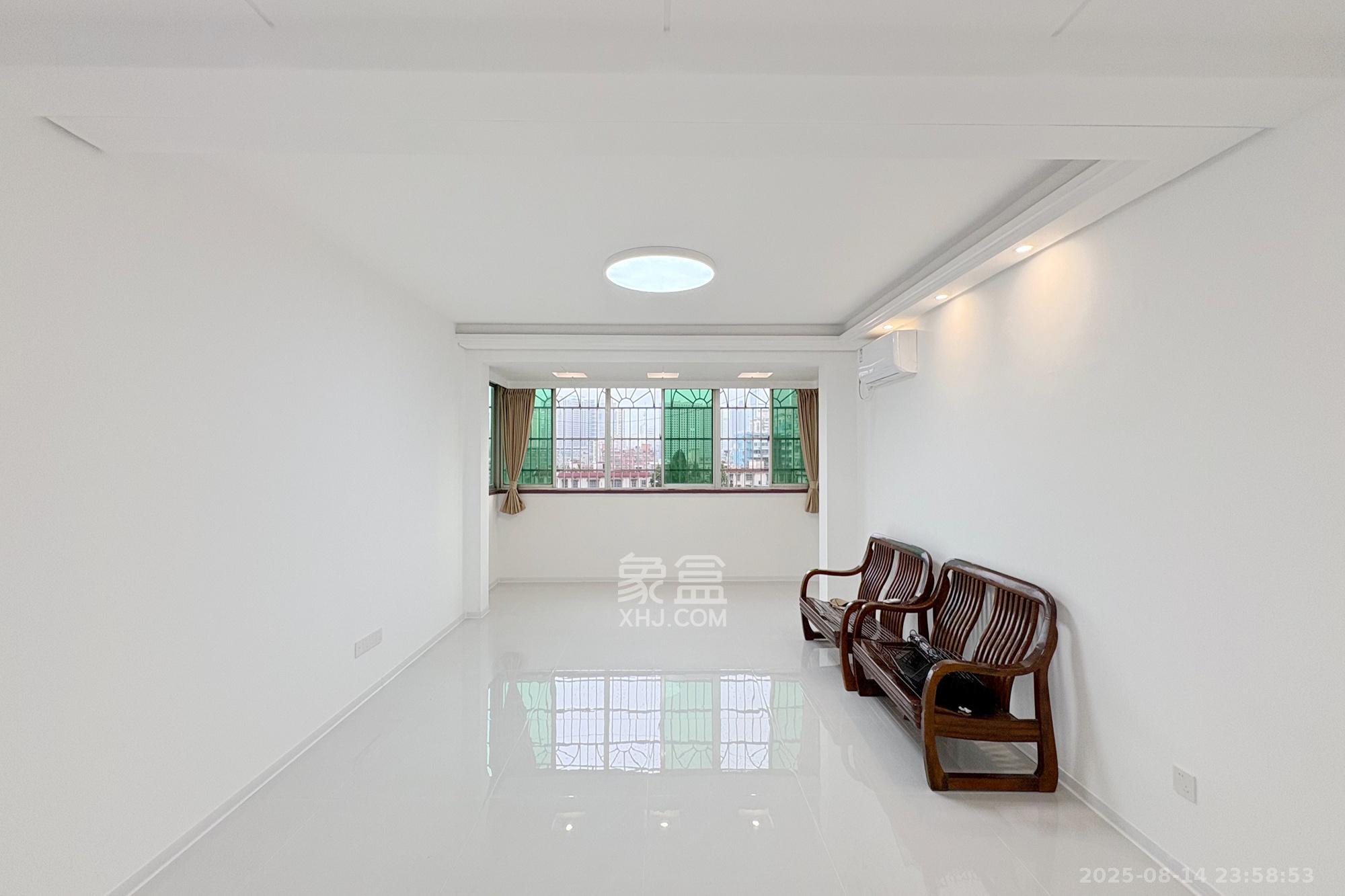 鑫溪大厦 3室2厅2卫 143.0万 鑫溪大厦 3室2厅2卫 143.0万客厅