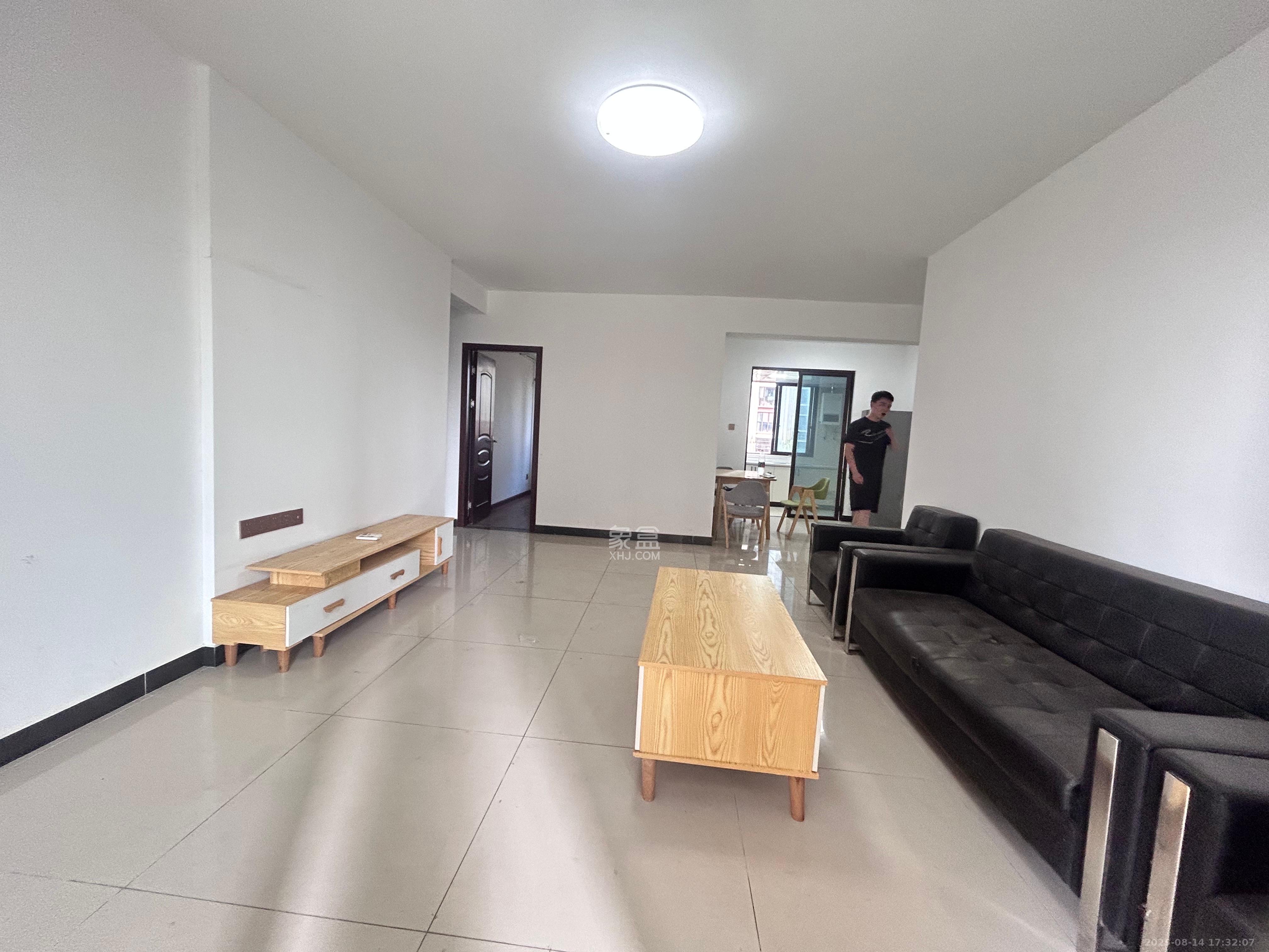 东方美地  4室2厅2卫   2800.00元/月室内图1