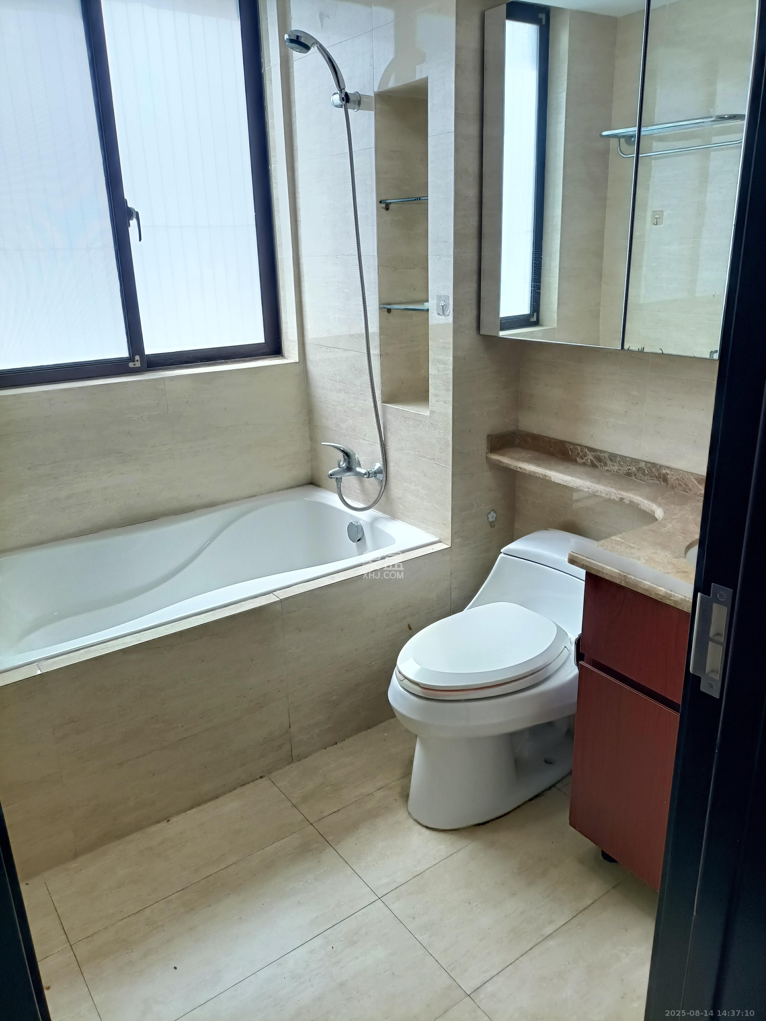 绿地中央广场  3室2厅2卫    3500.0元/月 绿地中央广场  3室2厅2卫    3500.0元/月室内图