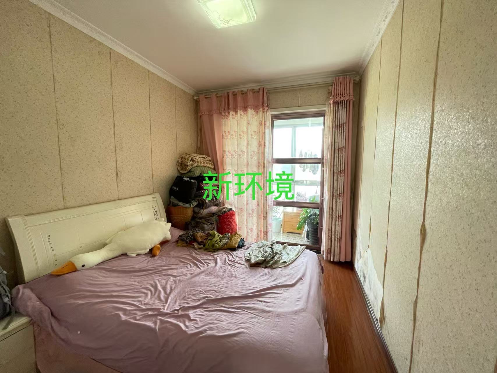 东城首座  3室2厅2卫   70.00万客厅