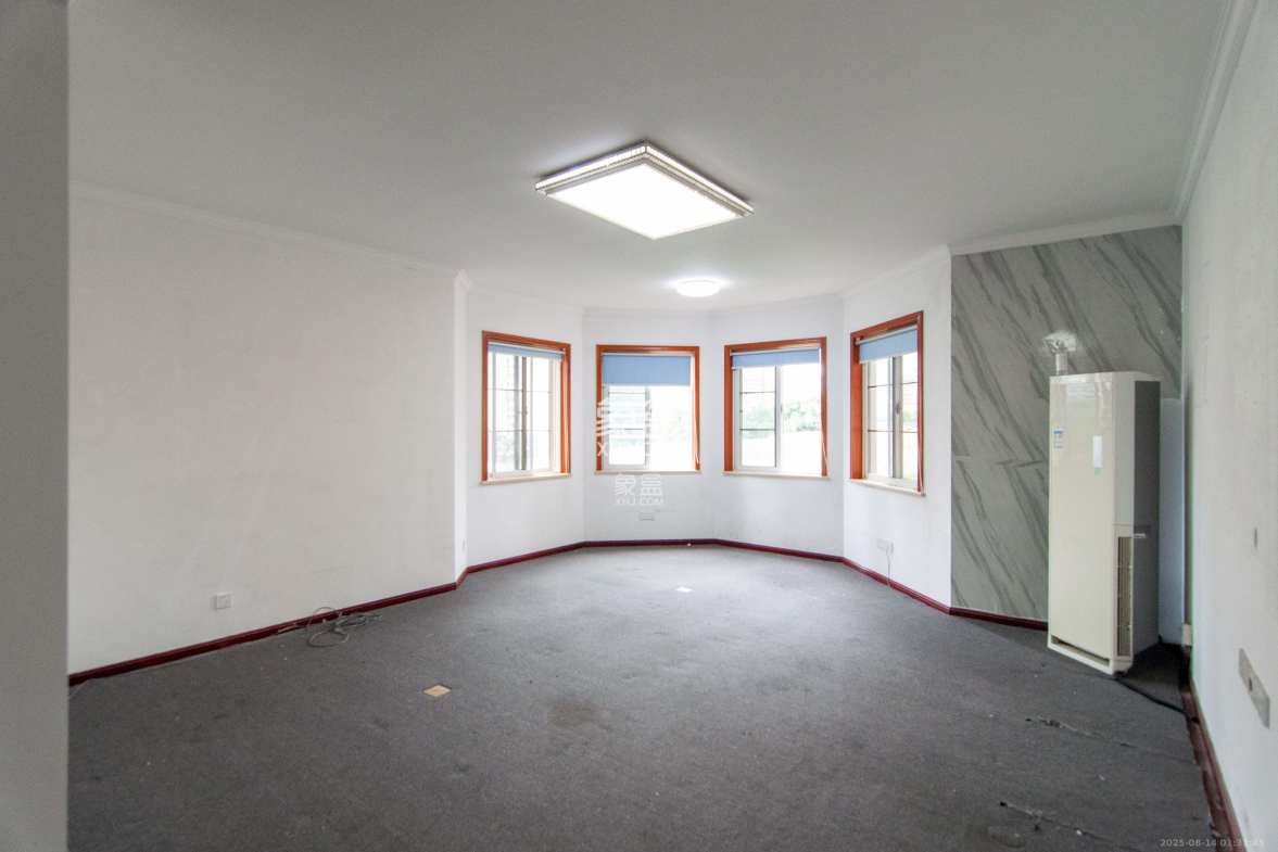 沁园春御院 4室2厅1卫 199.99万 沁园春御院 4室2厅1卫 199.99万客厅