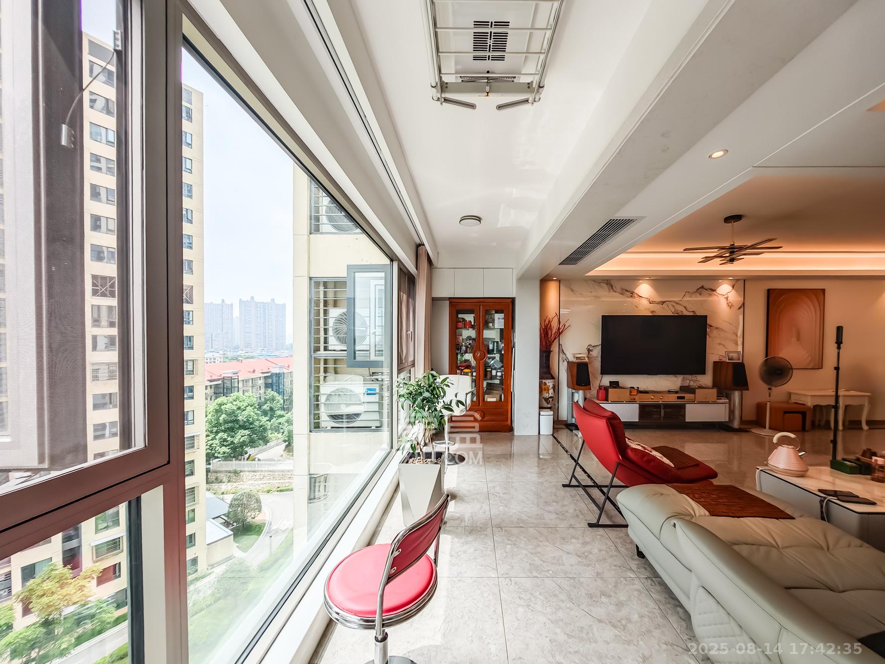 金地兰亭樾  3室2厅2卫    170.0万 金地兰亭樾  3室2厅2卫    170.0万阳台