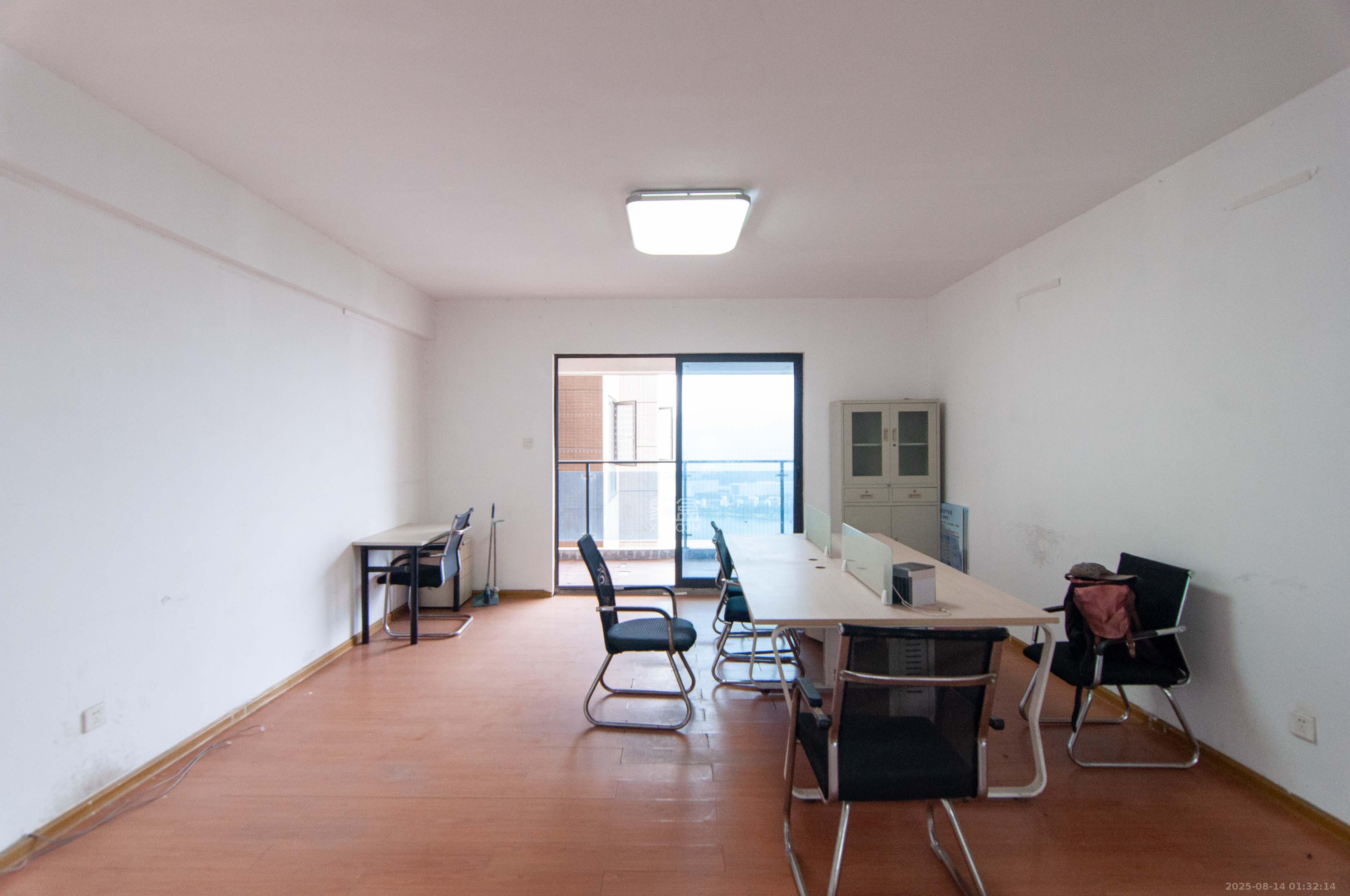 达美D6区  5室2厅3卫    160.0万 达美D6区  5室2厅3卫    160.0万客厅