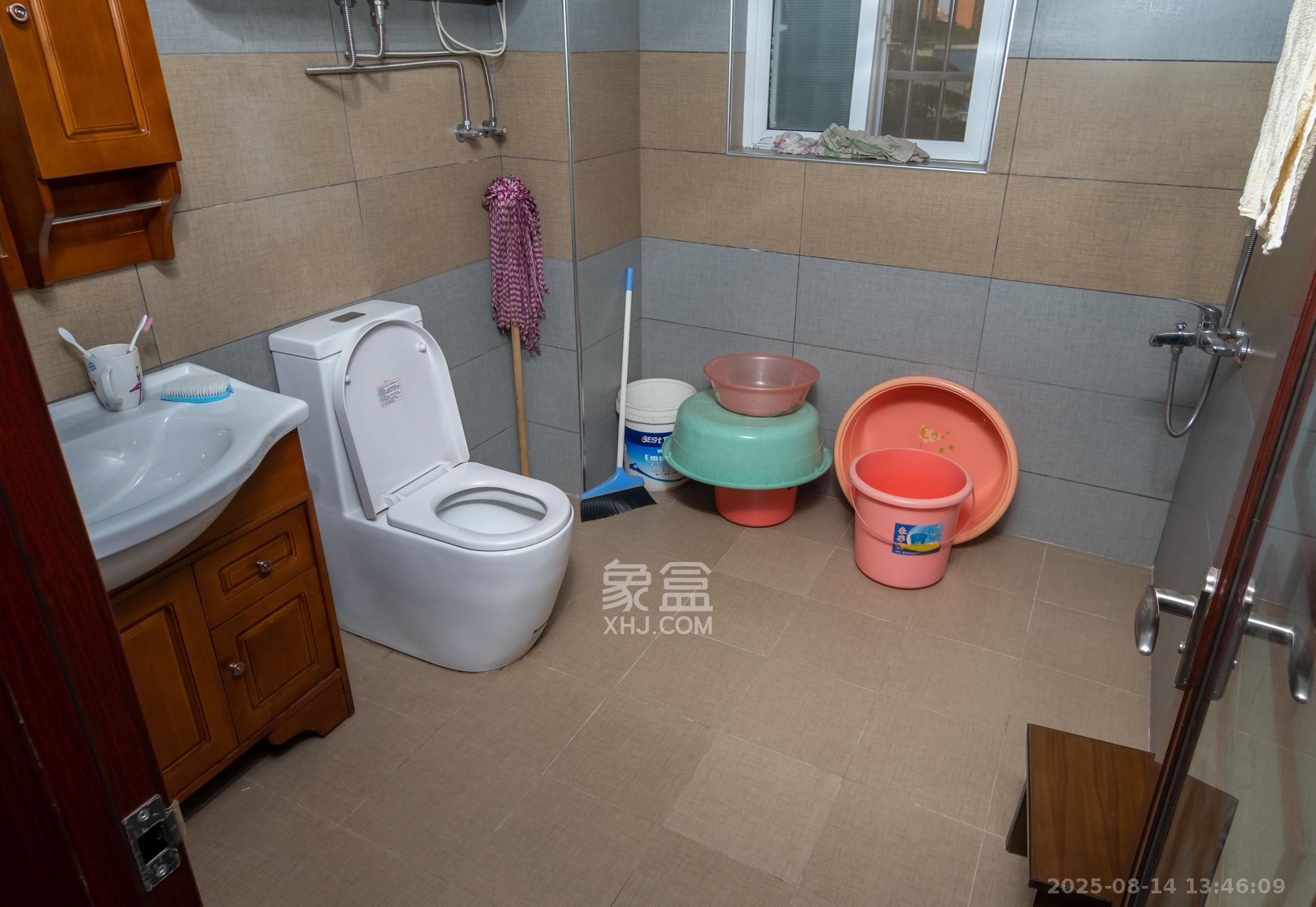 长丰星城 5室2厅1卫 145.0万 长丰星城 5室2厅1卫 145.0万卫生间