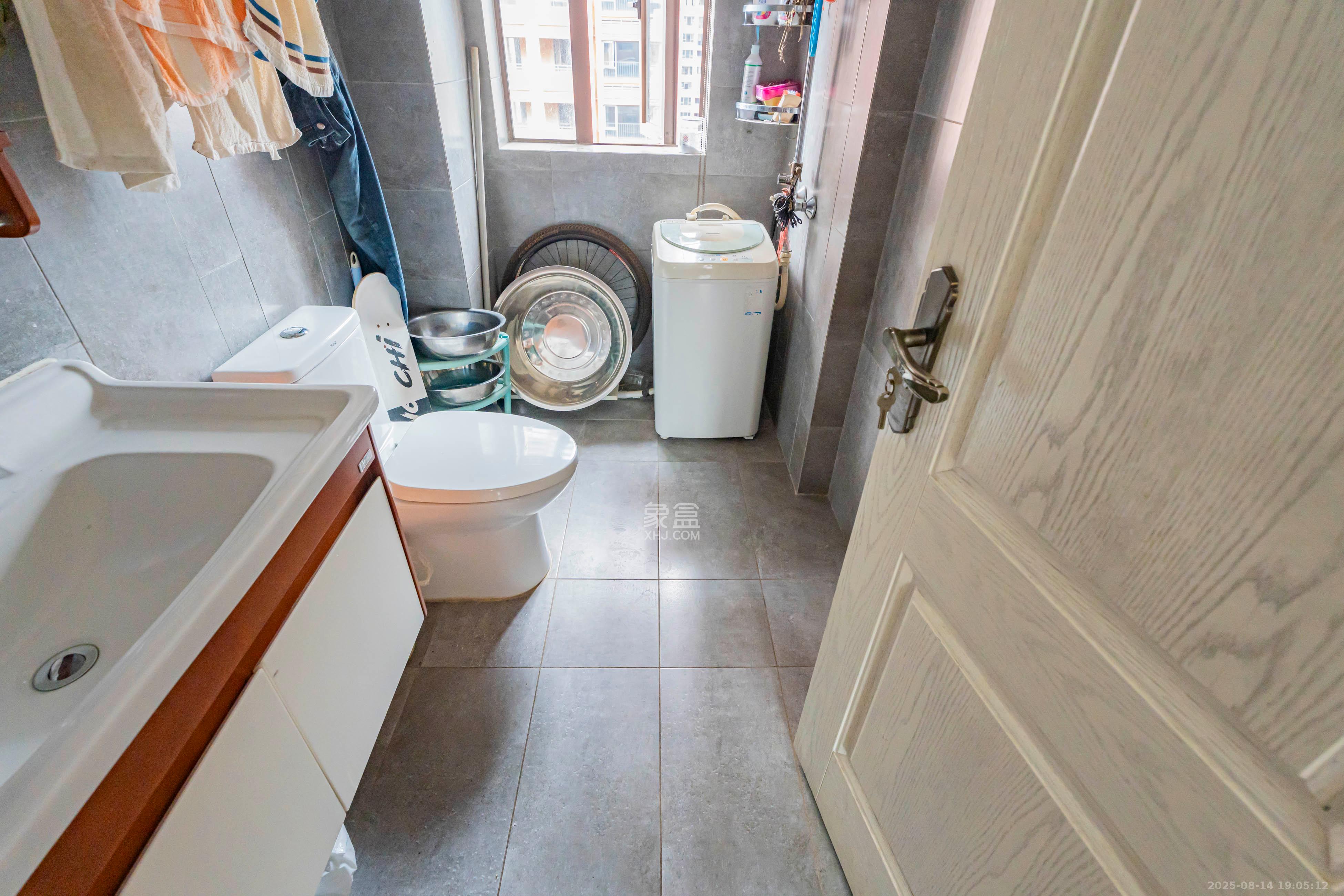 金色溪泉湾  3室2厅2卫    120.0万卫生间