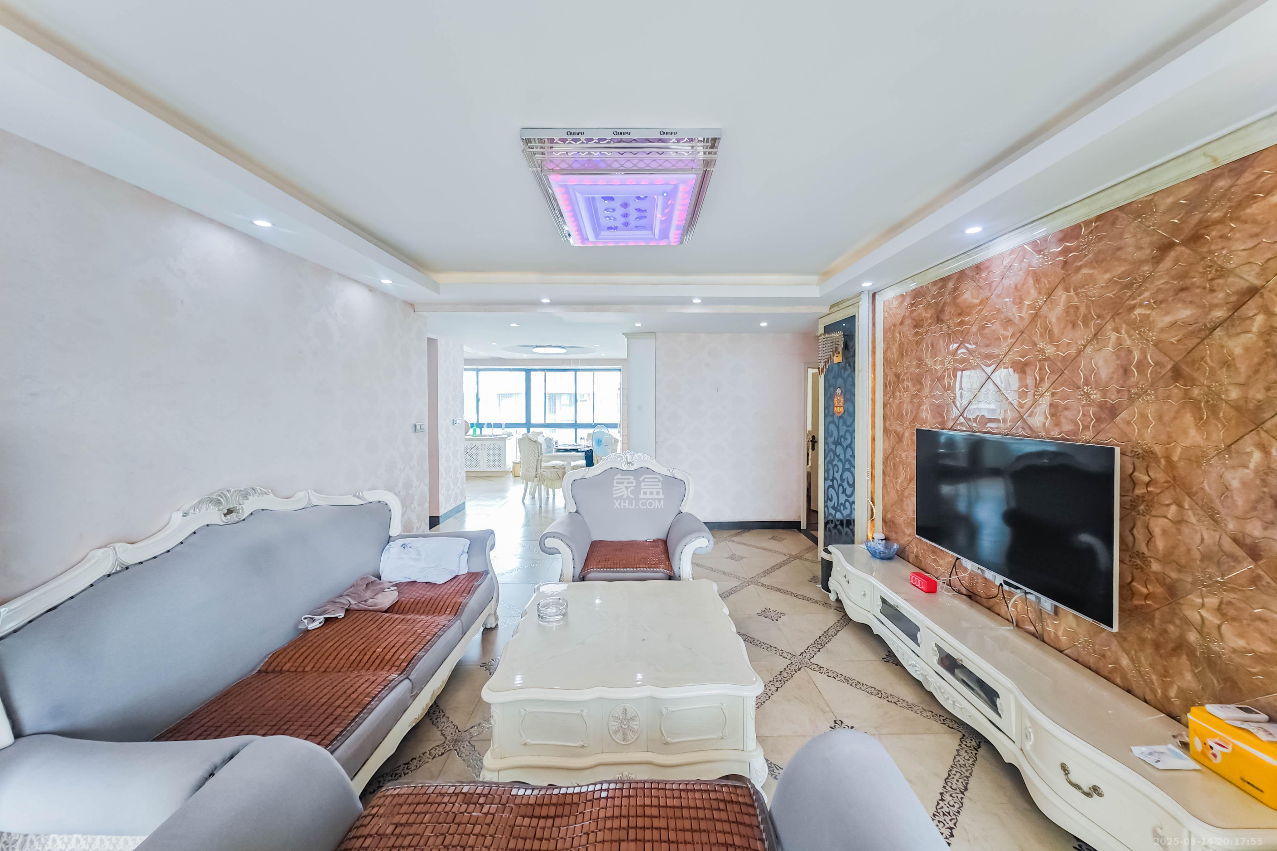 融科东南海  4室2厅2卫    135.0万 融科东南海  4室2厅2卫    135.0万客厅