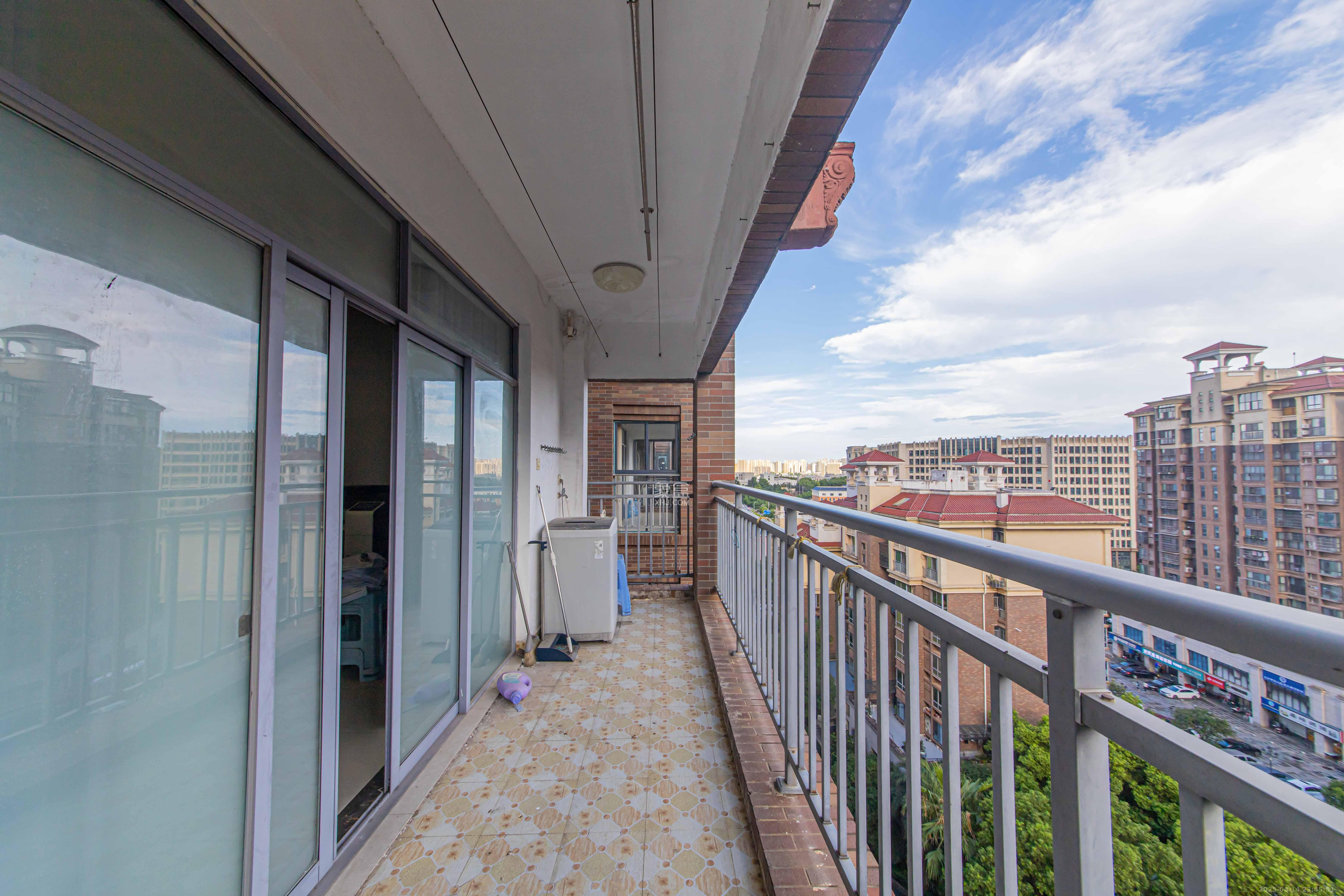 夏威夷碧水春城(碧桂园城市花园)  4室2厅2卫    129.0万 夏威夷碧水春城(碧桂园城市花园)  4室2厅2卫    129.0万阳台