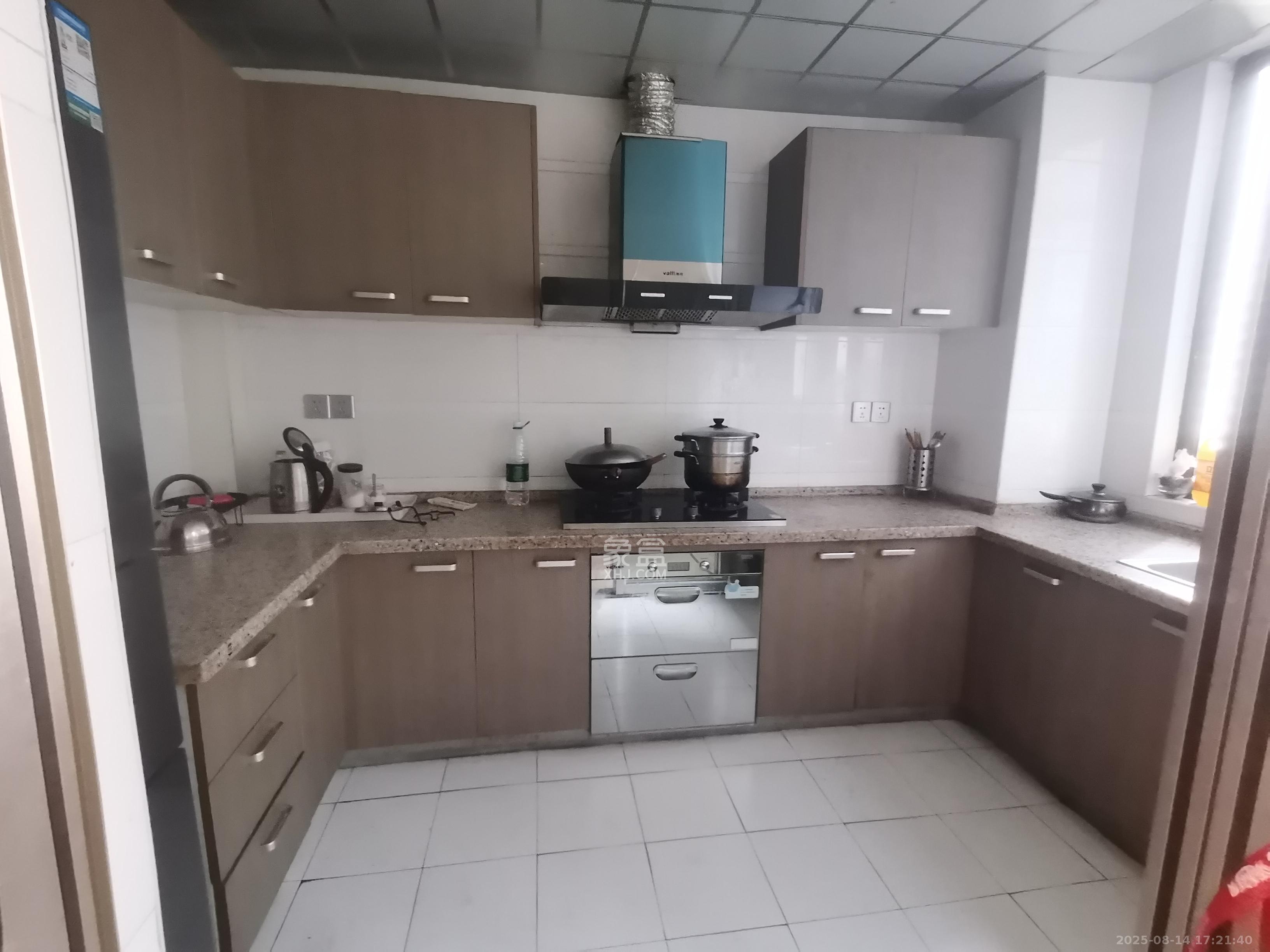 极目楚天  3室2厅2卫    3200.0元/月 极目楚天  3室2厅2卫    3200.0元/月室内图