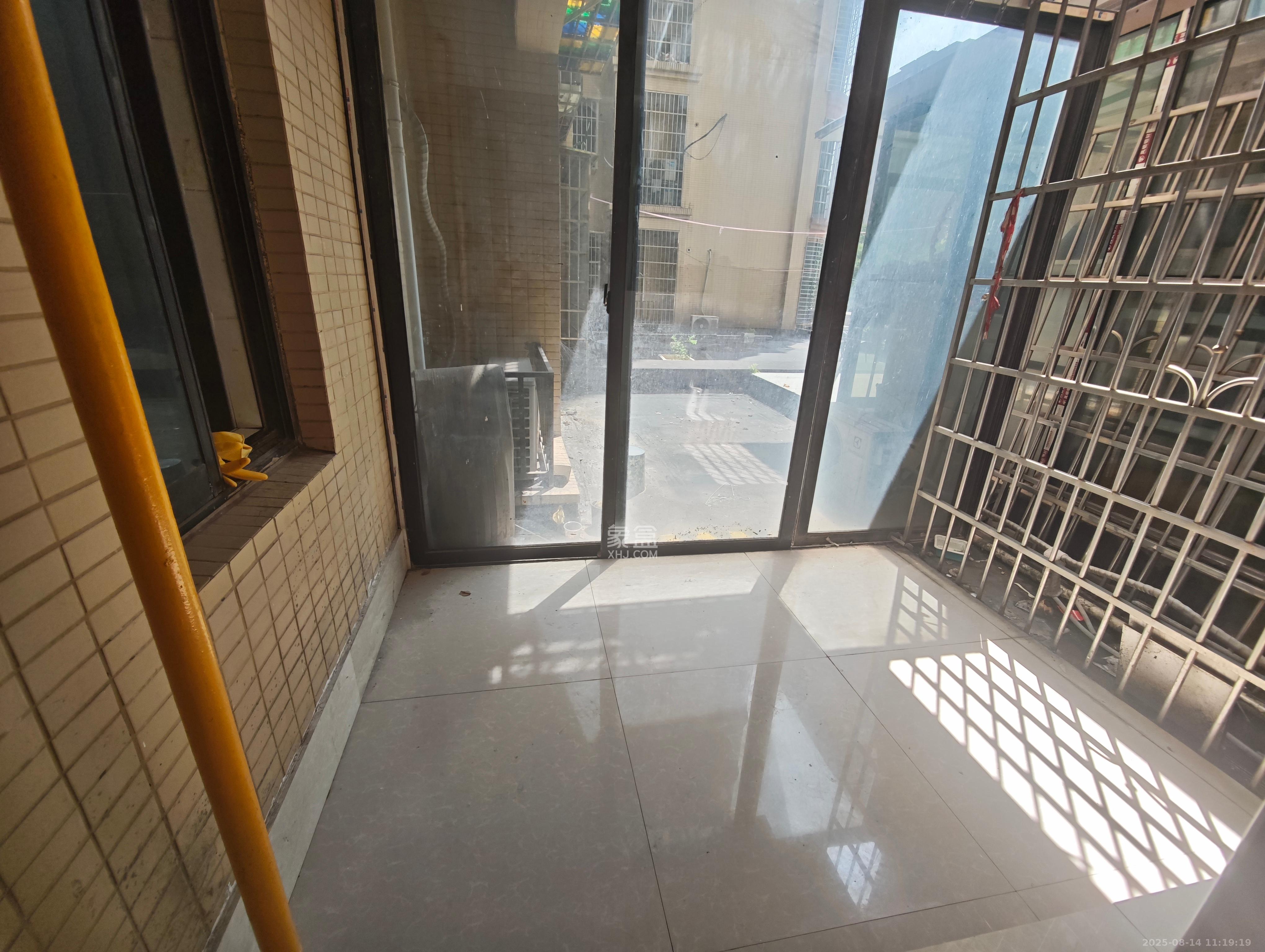 康斯丹郡(融程领秀佳园)  3室2厅1卫    1800.0元/月 康斯丹郡(融程领秀佳园)  3室2厅1卫    1800.0元/月室内图