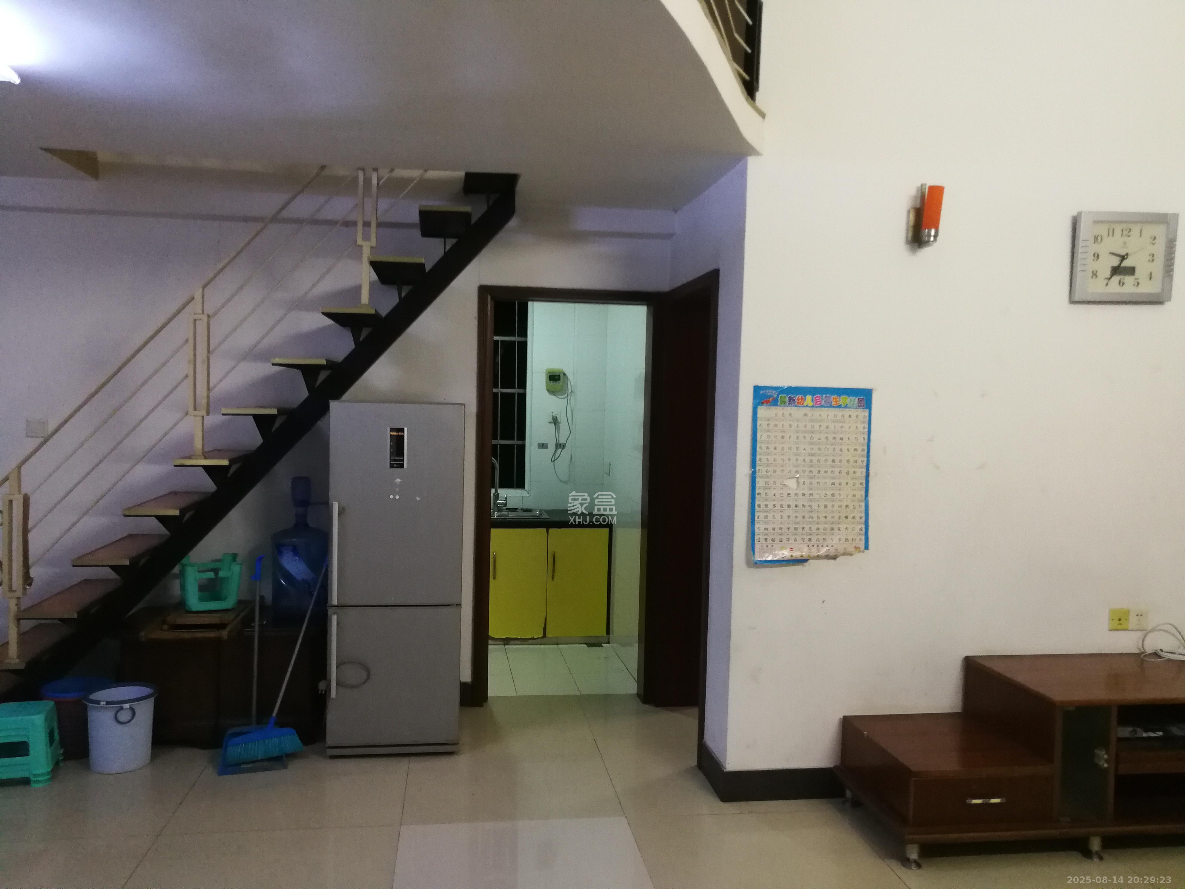 恩瑞麓山名园(龙王港小区) 1室2厅1卫 1800.0元/月 恩瑞麓山名园(龙王港小区) 1室2厅1卫 1800.0元/月室内图