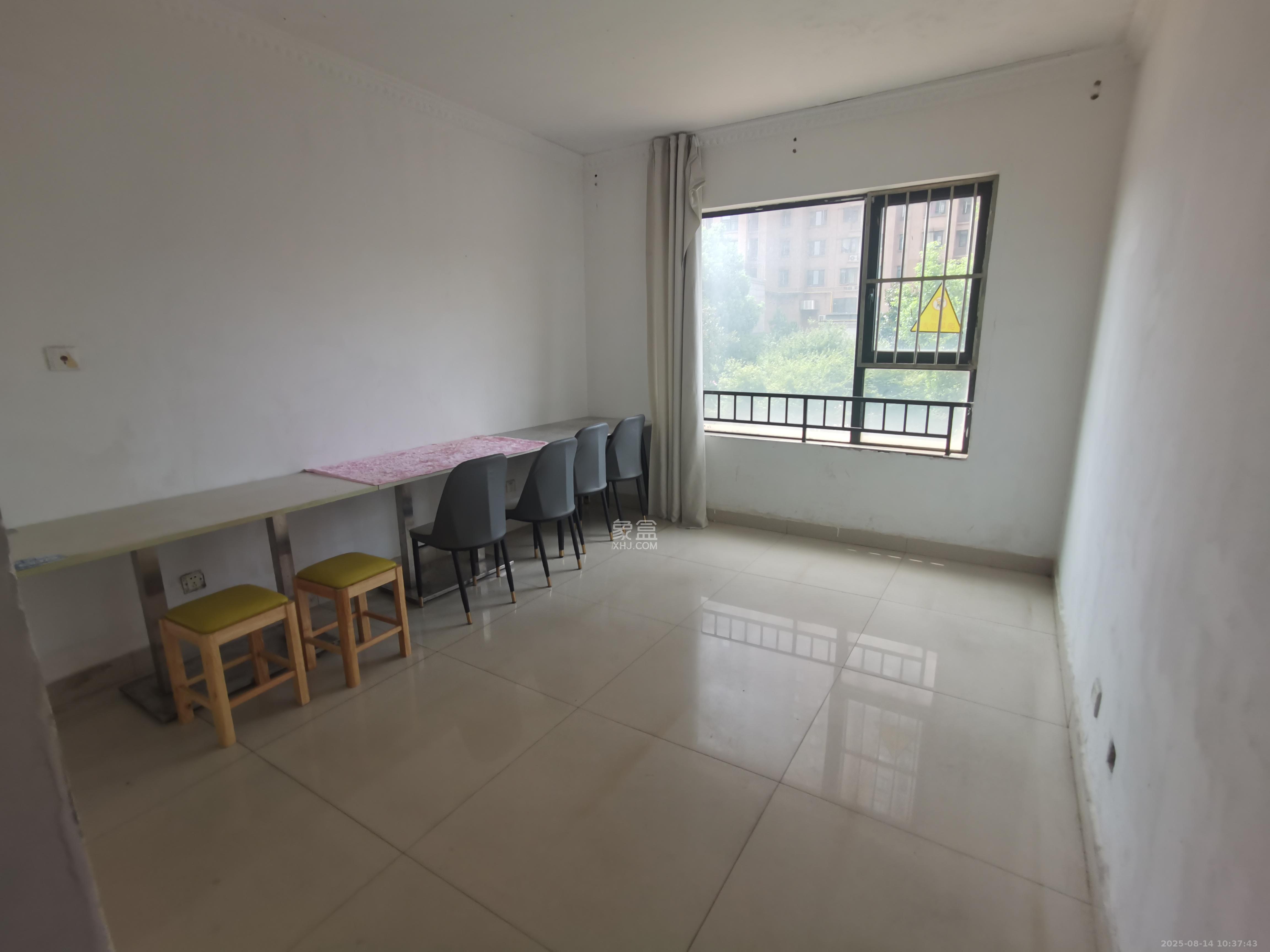 三一街区  3室2厅1卫    1300.0元/月 三一街区  3室2厅1卫    1300.0元/月室内图