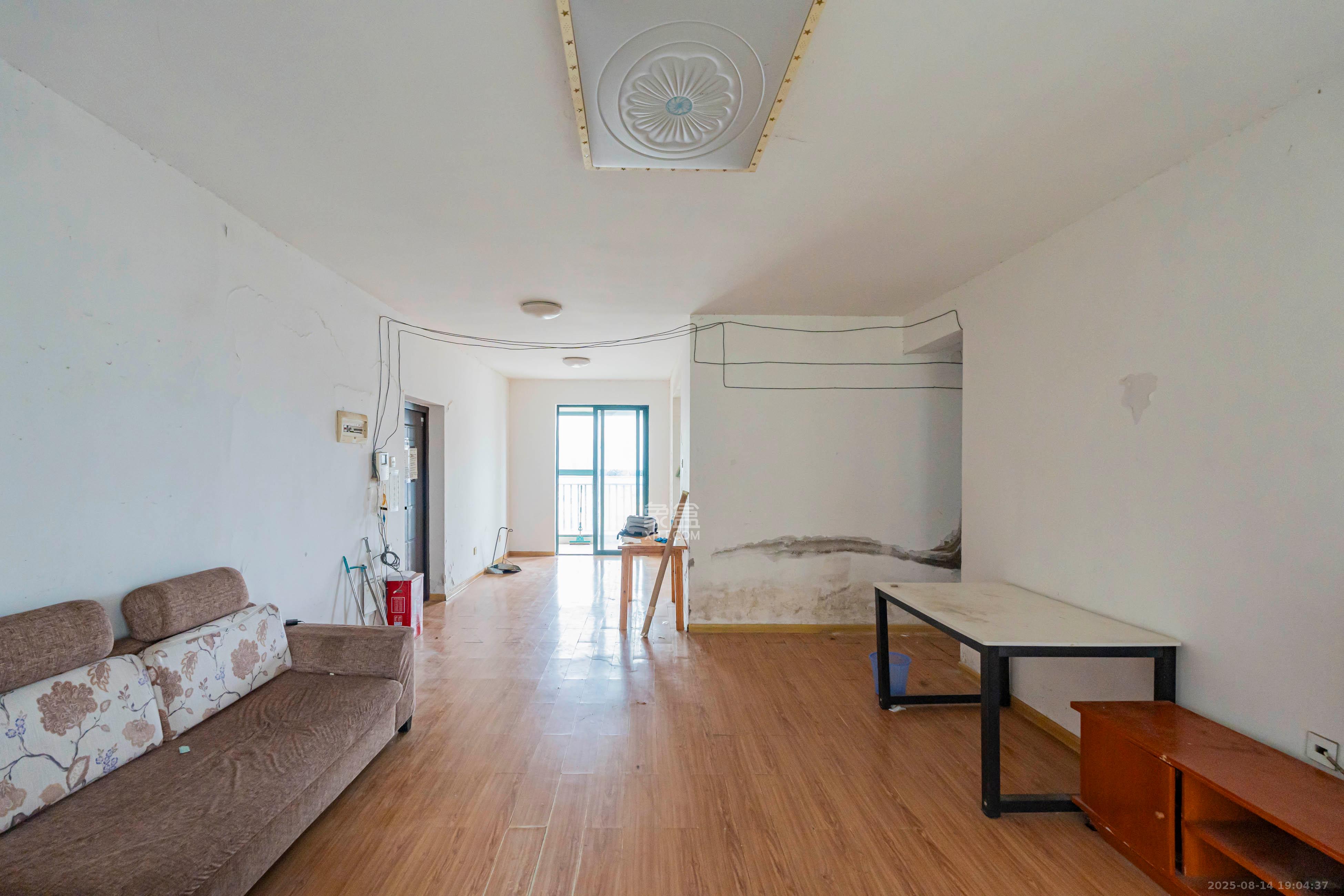 绿洲花园  3室2厅2卫    115.0万客厅