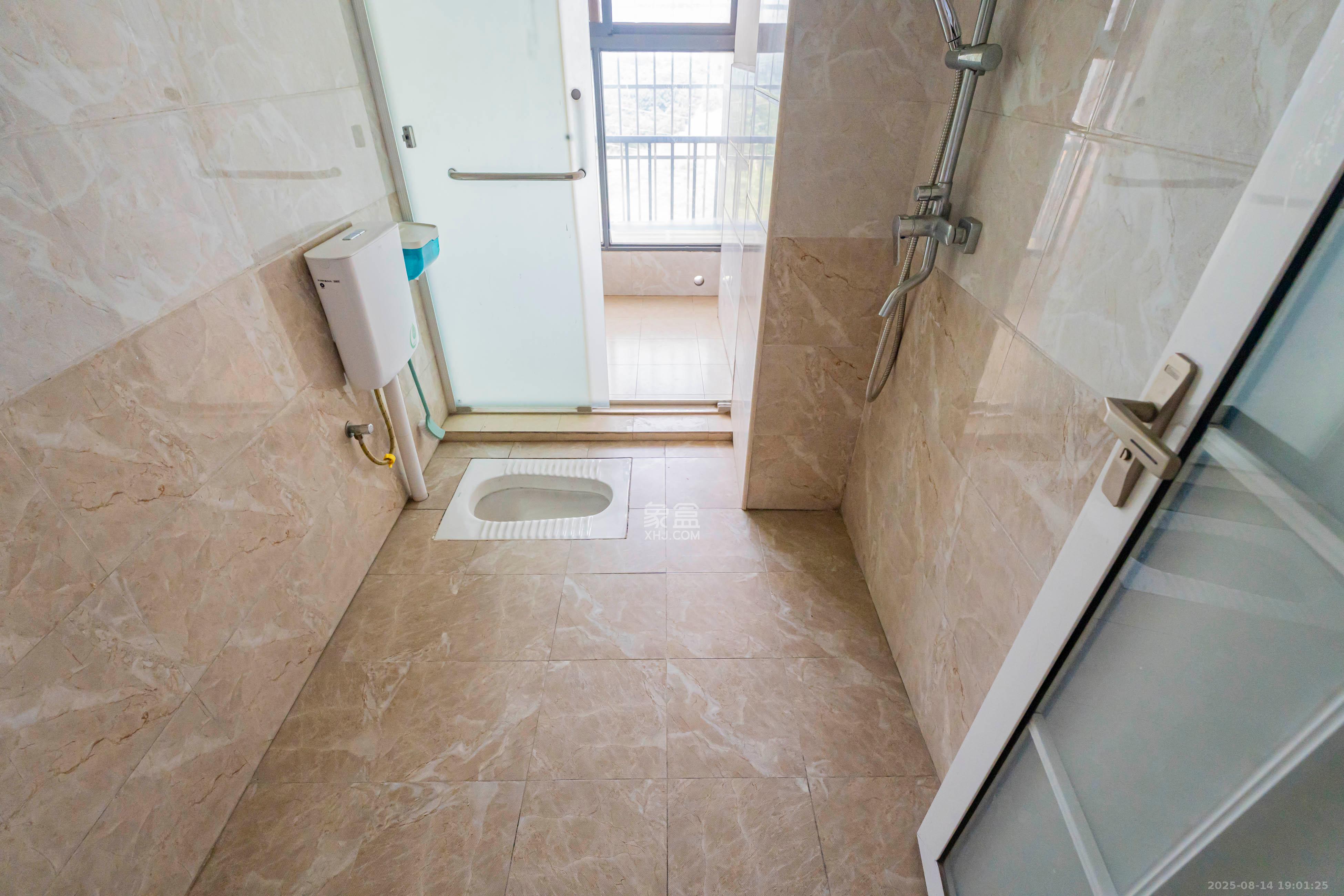 悦湖山  4室2厅2卫    80.0万卫生间