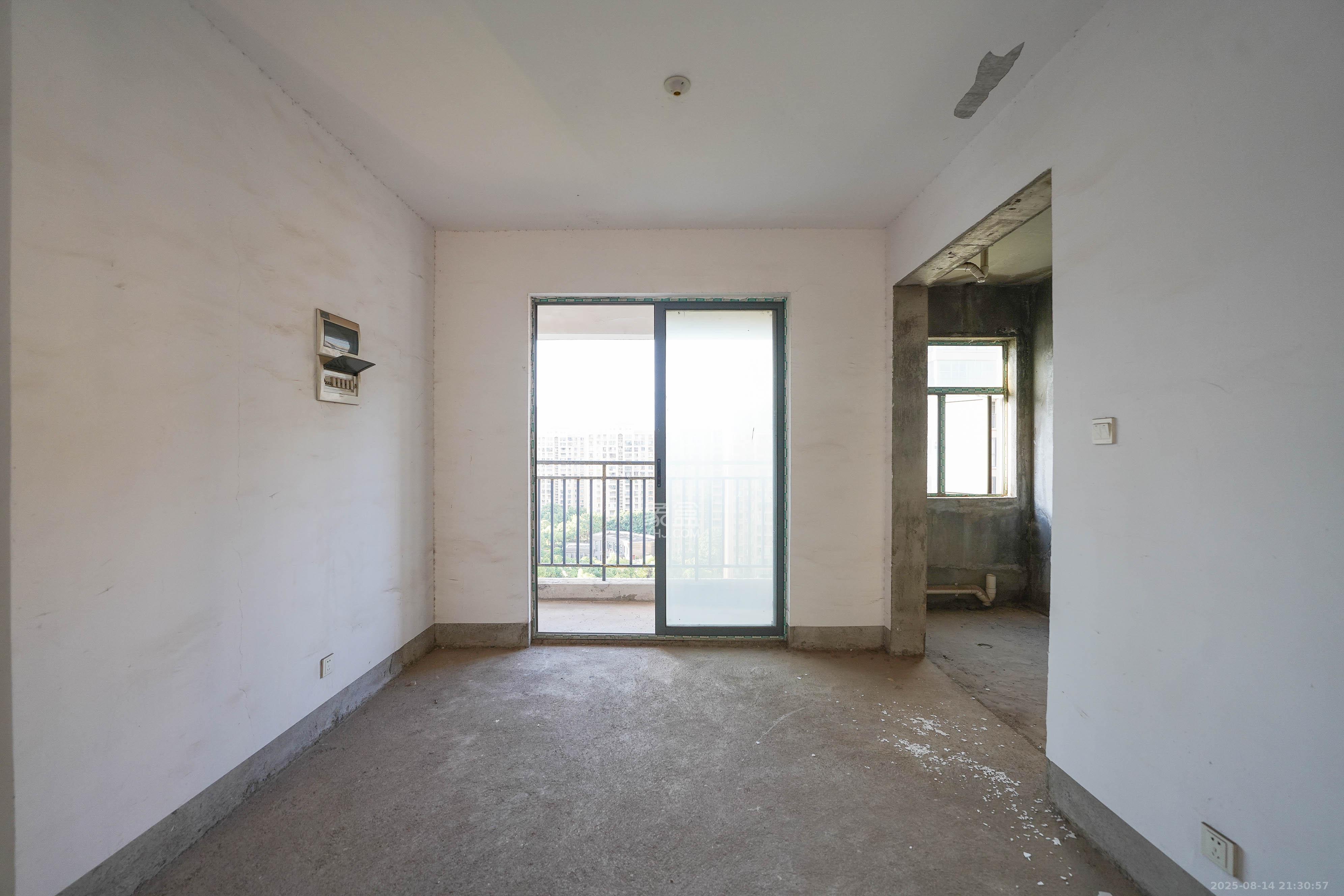 和美星城 4室2厅2卫 130.0万 和美星城 4室2厅2卫 130.0万客厅