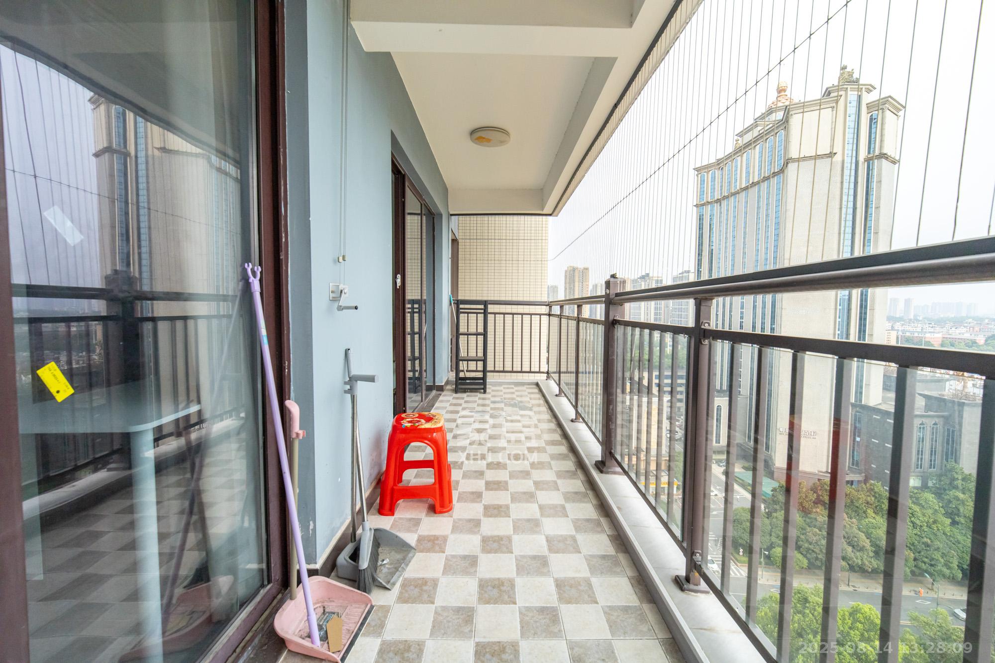 新长海广场  3室2厅1卫    64.9万 新长海广场  3室2厅1卫    64.9万阳台