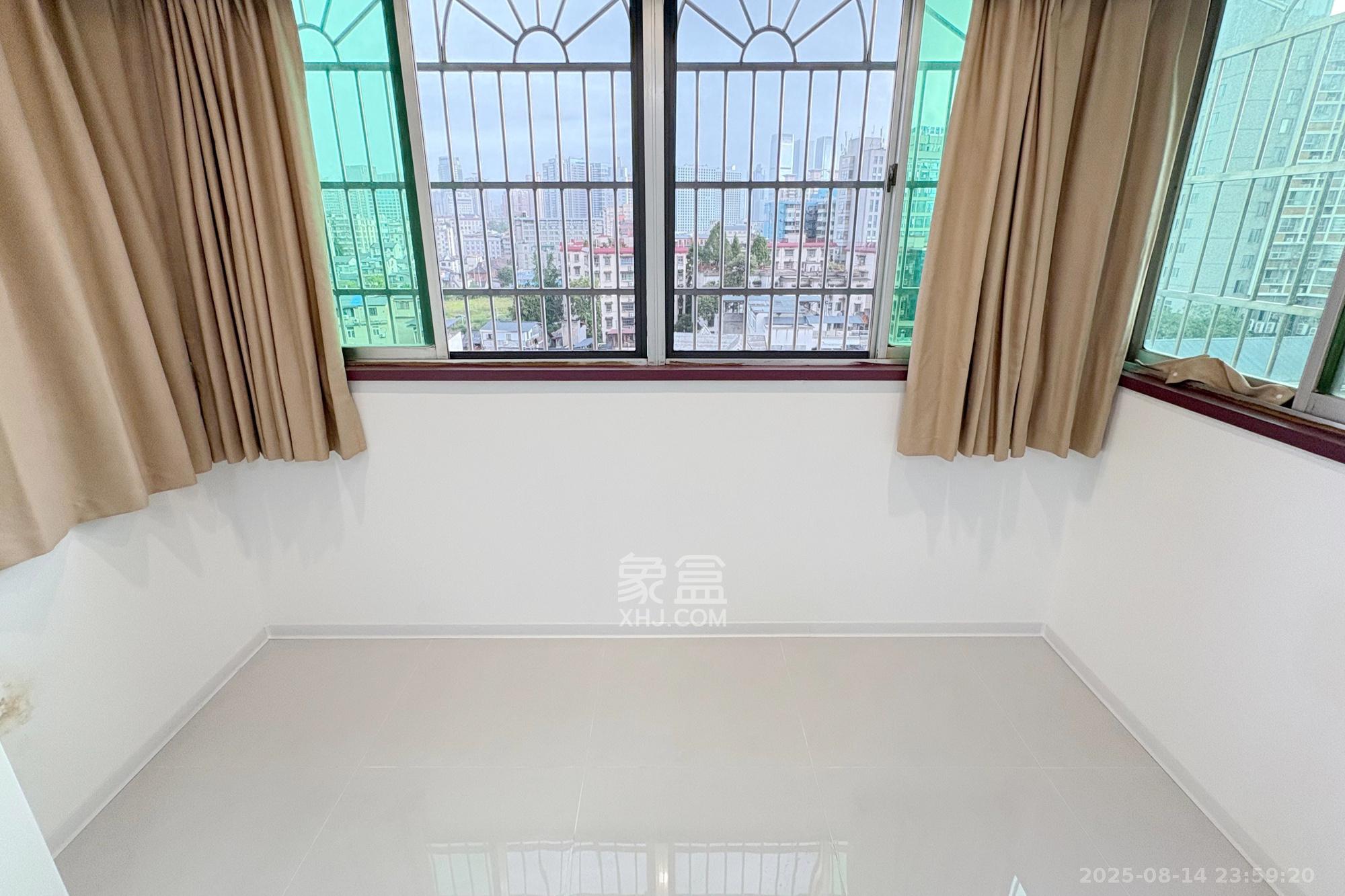 鑫溪大厦  3室2厅2卫    143.0万阳台