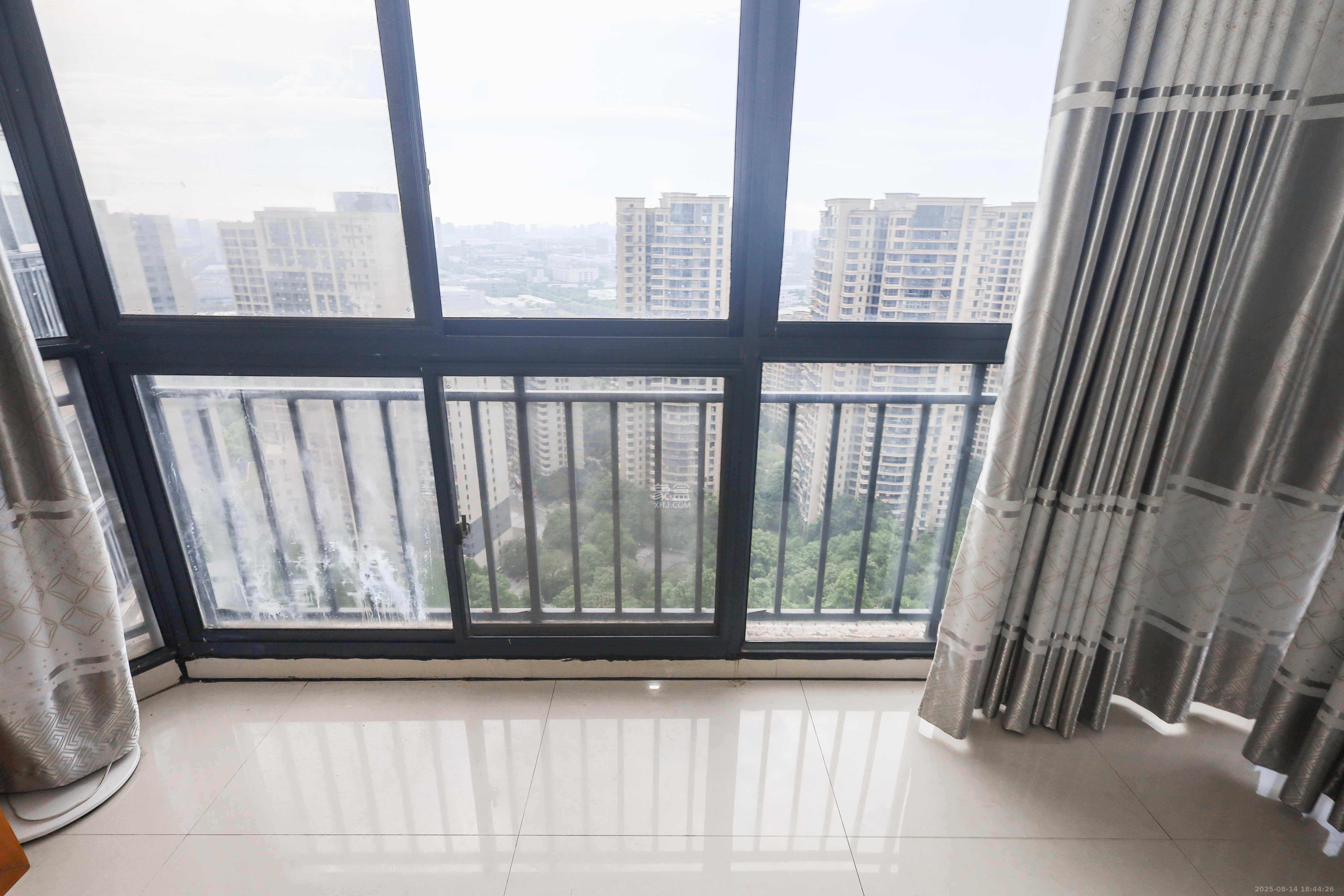 保利麓谷林语B区  3室2厅2卫    105.0万阳台