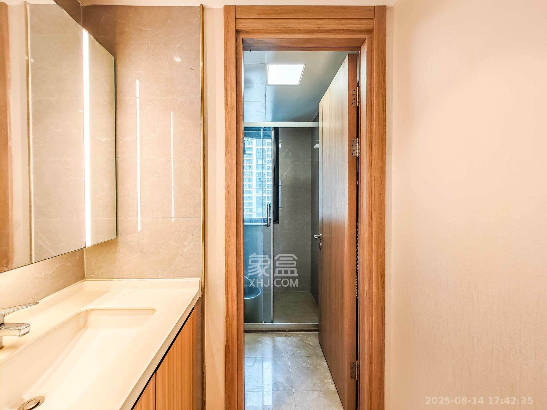 金地兰亭樾  3室2厅2卫    170.0万 金地兰亭樾  3室2厅2卫    170.0万卫生间