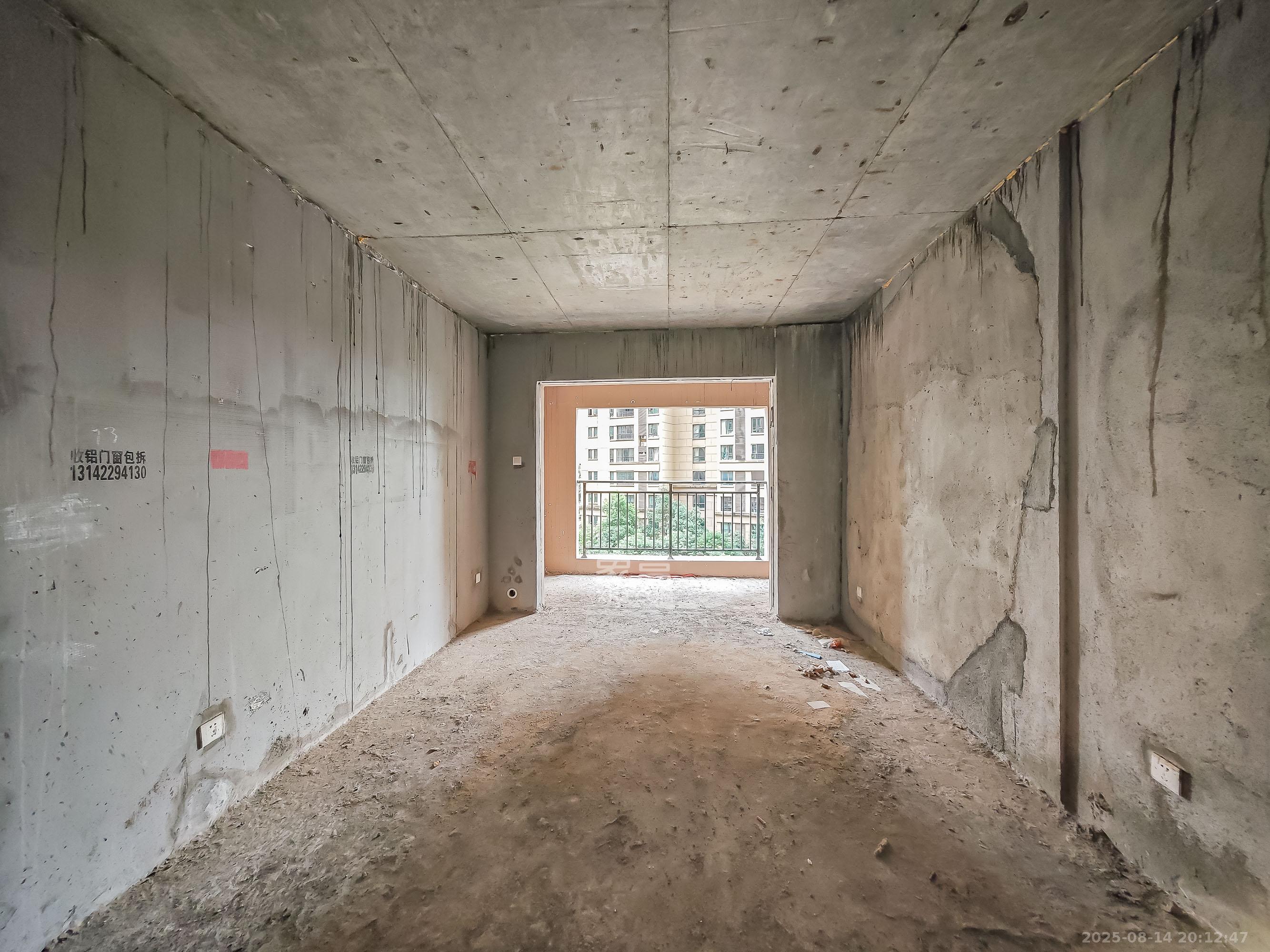 邦盛水岸御园  4室2厅2卫    65.8万客厅