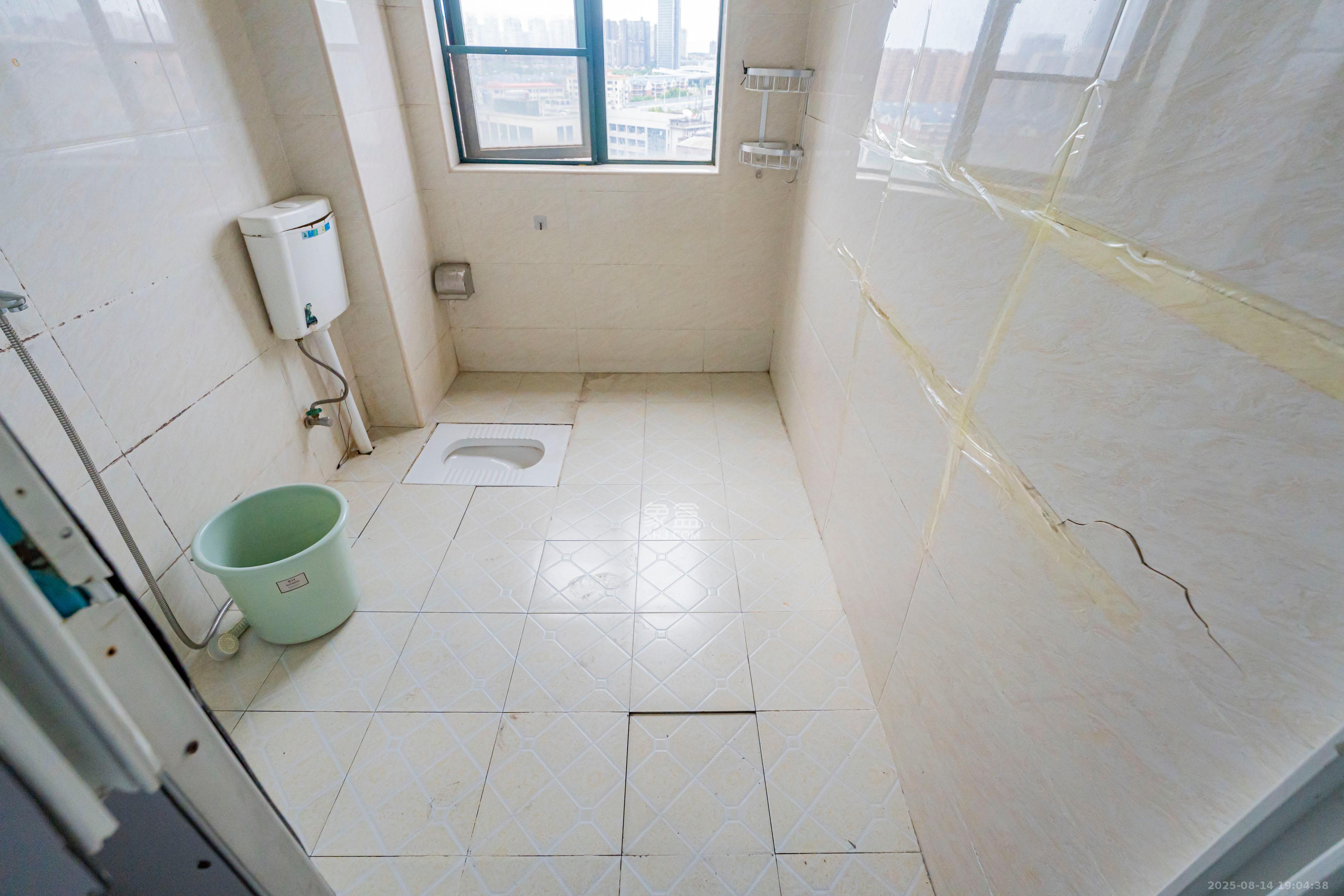 绿洲花园  3室2厅2卫    115.0万卫生间