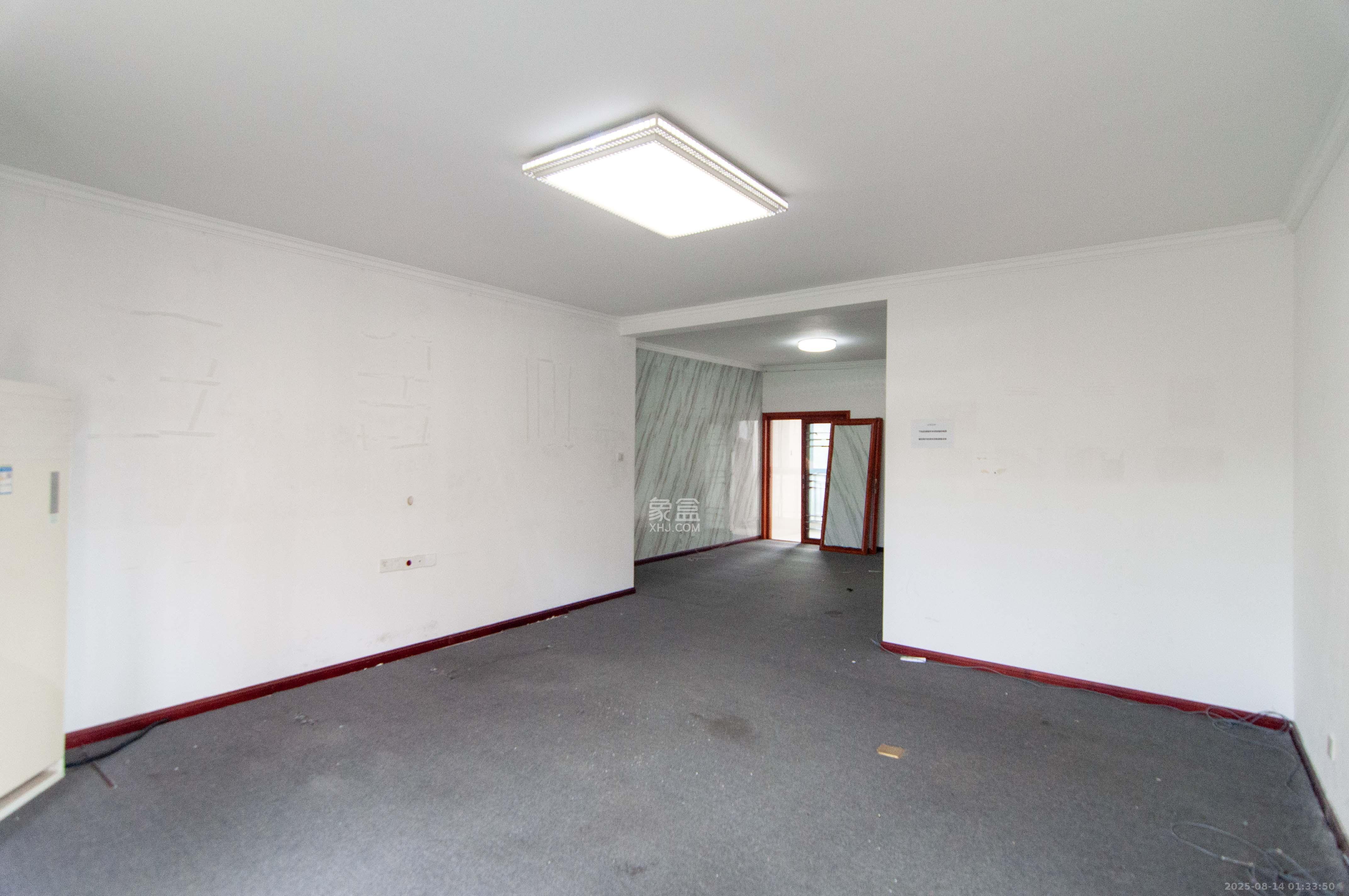 沁园春御院 4室2厅1卫 199.99万 沁园春御院 4室2厅1卫 199.99万客厅