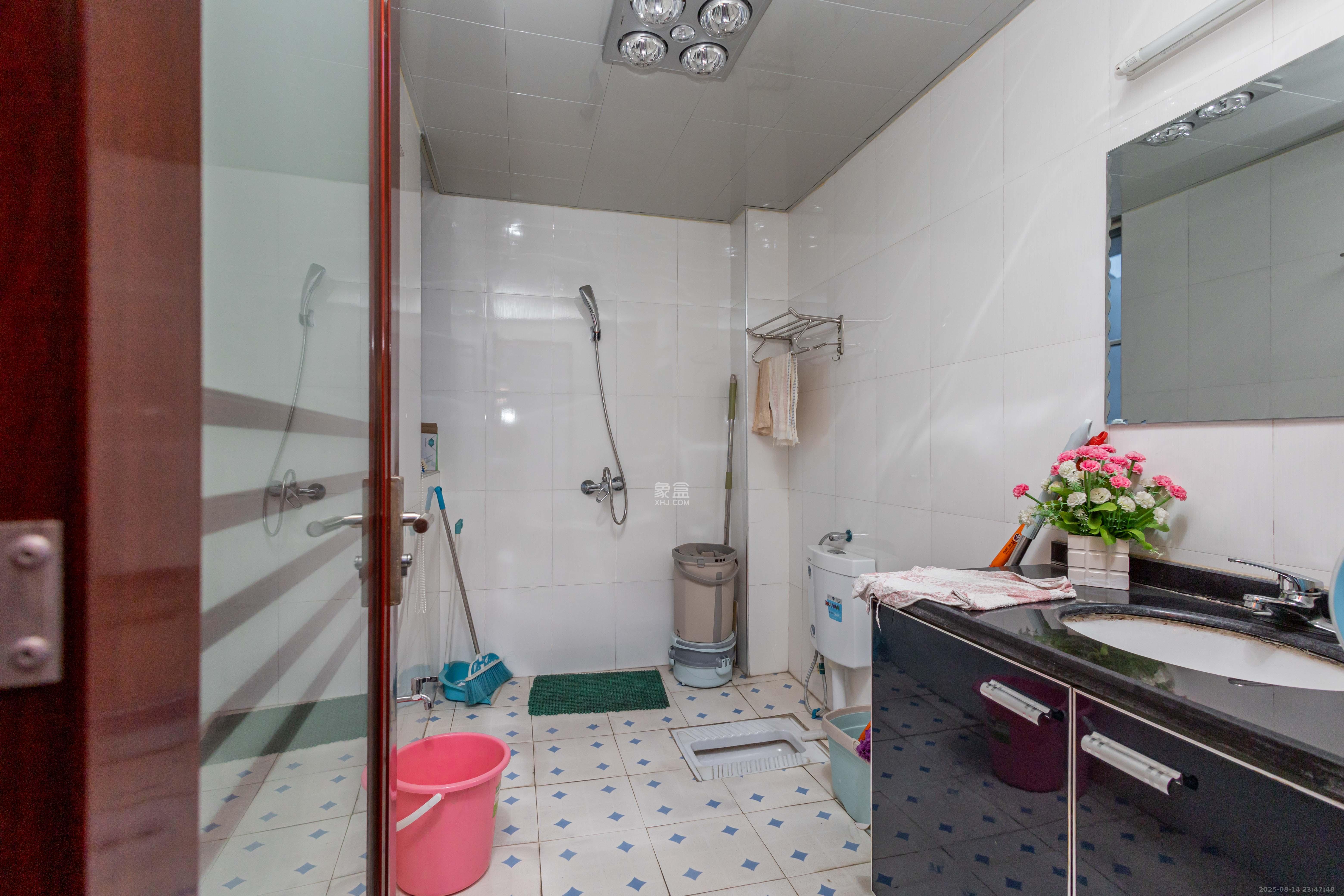 东岸锦城(东方人家)  5室2厅2卫    65.0万卫生间