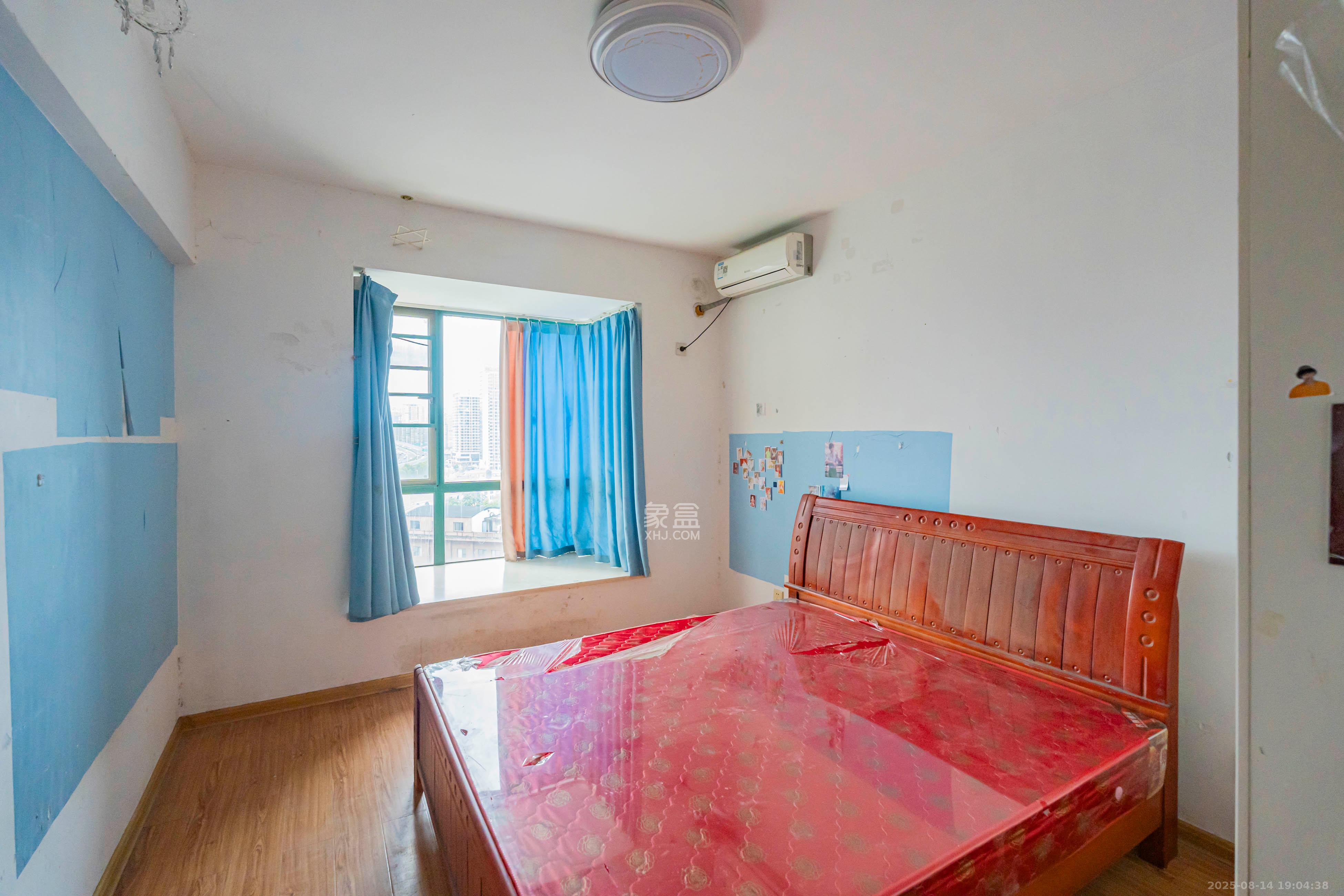 绿洲花园  3室2厅2卫    115.0万卧室