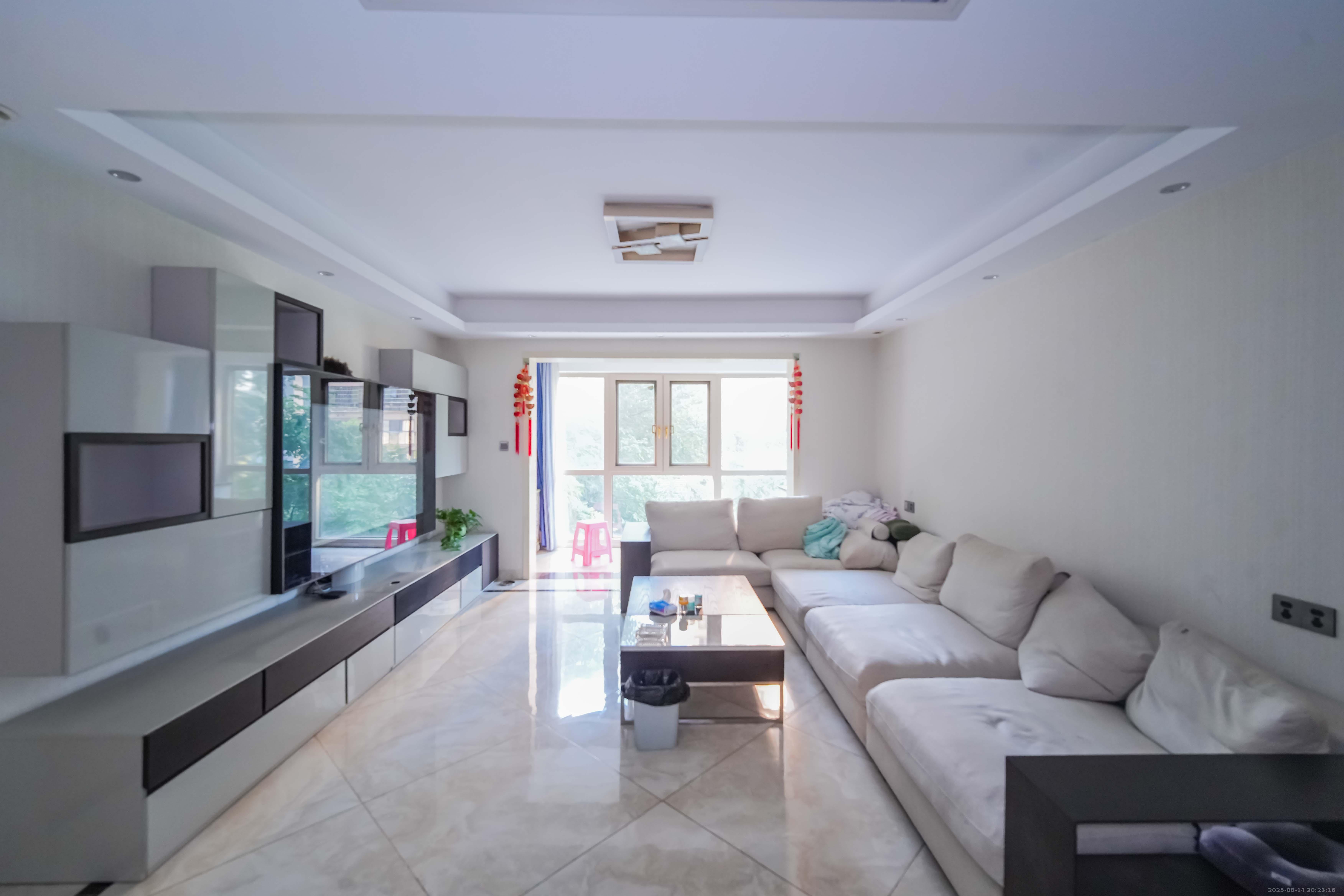 中城丽景香山园 4室2厅2卫 155.0万 中城丽景香山园 4室2厅2卫 155.0万客厅