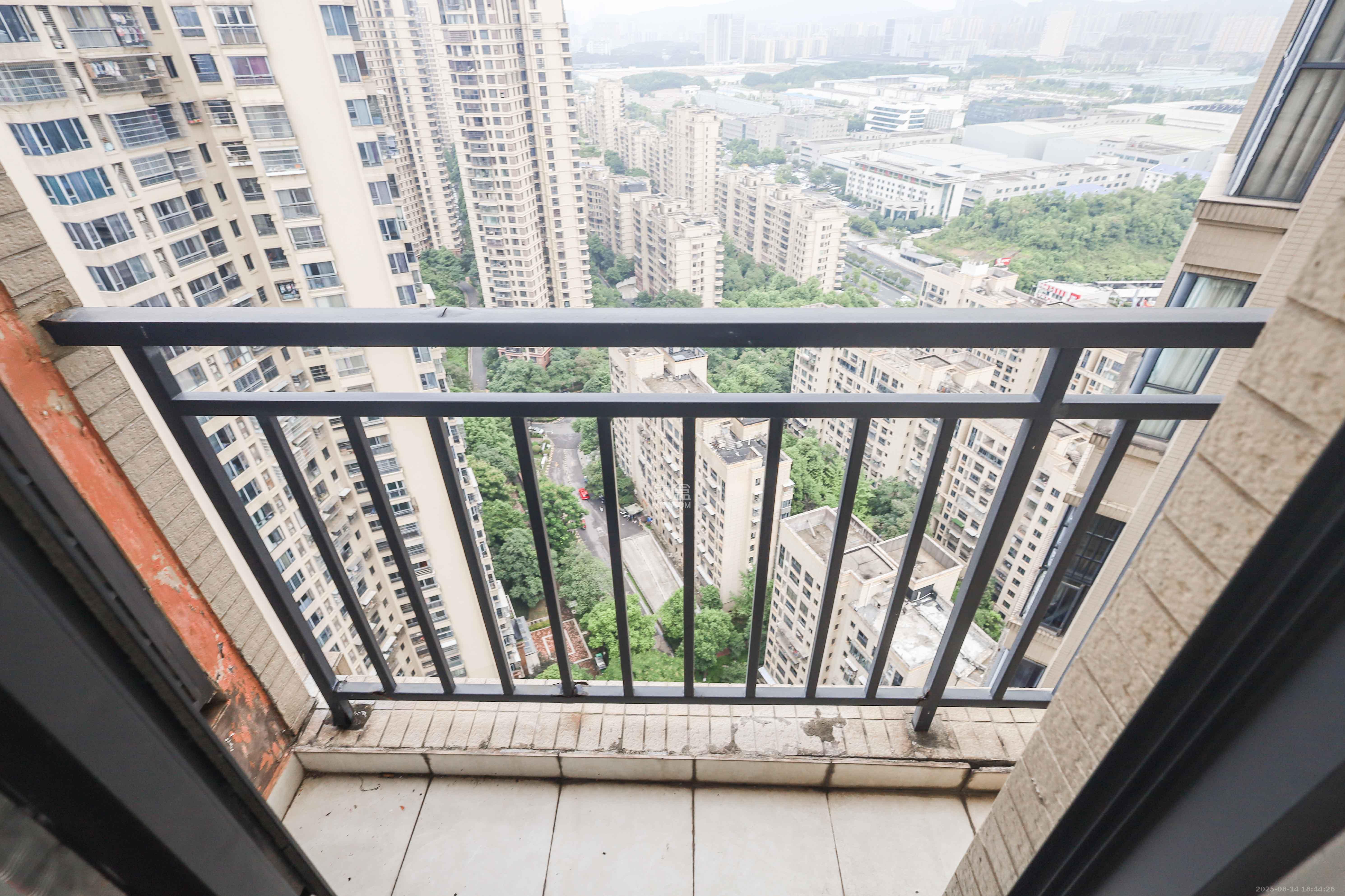 保利麓谷林语B区  3室2厅2卫    105.0万阳台