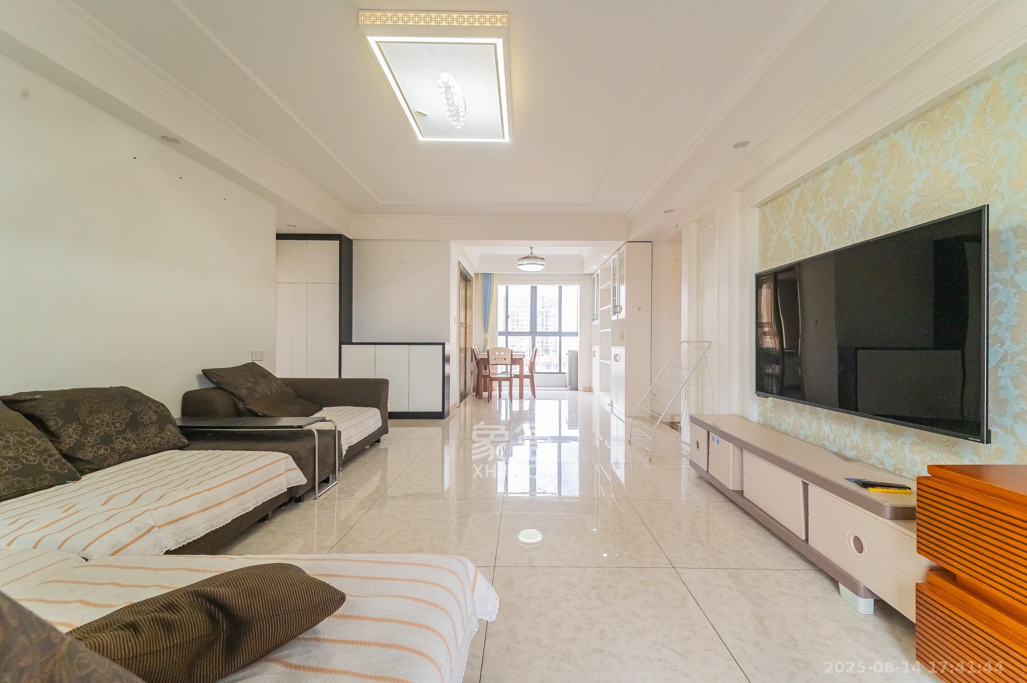 深业睿城 4室2厅1卫 115.0万 深业睿城 4室2厅1卫 115.0万客厅