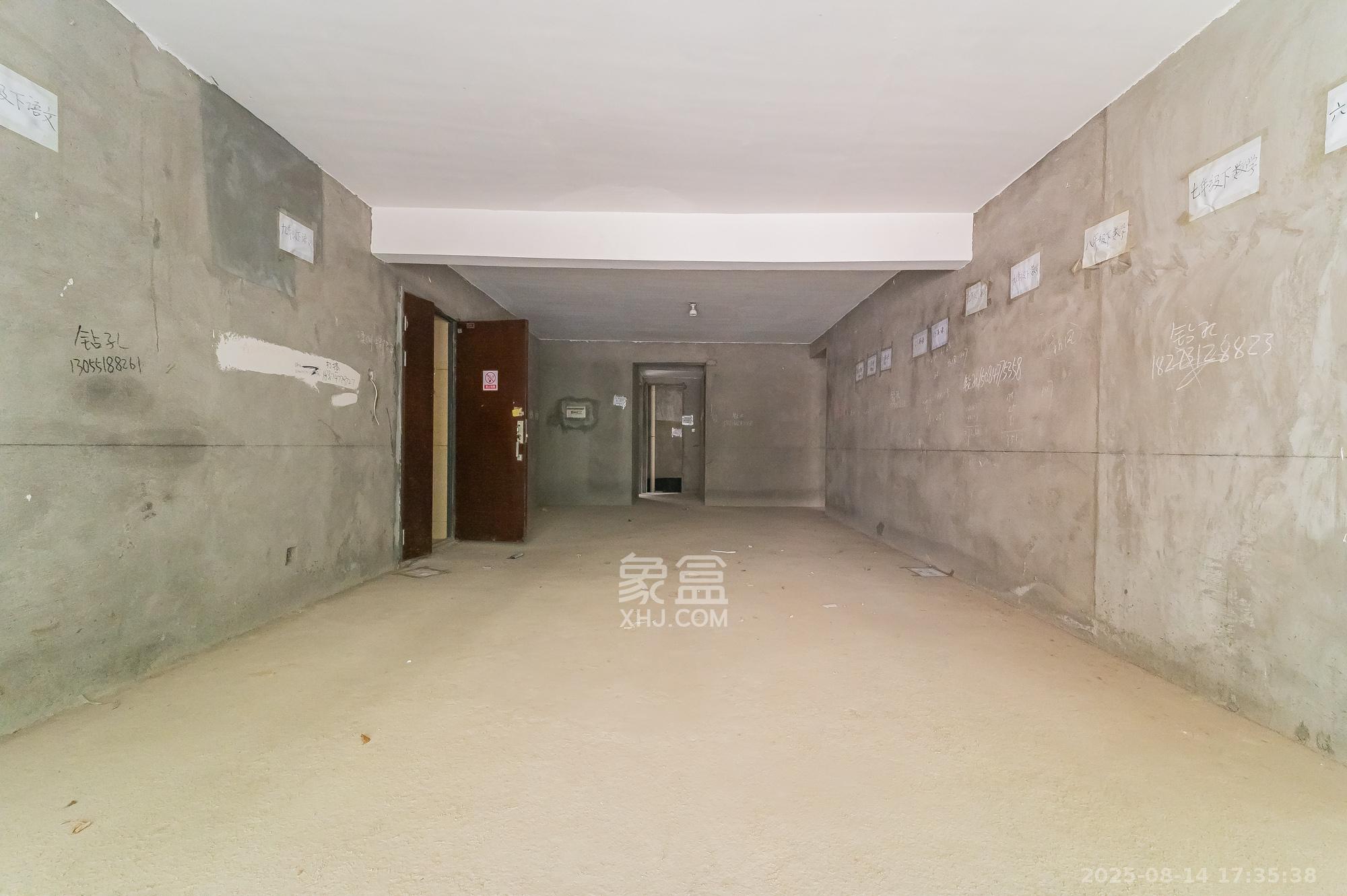 海伦春天  5室2厅2卫    185.0万 海伦春天  5室2厅2卫    185.0万客厅