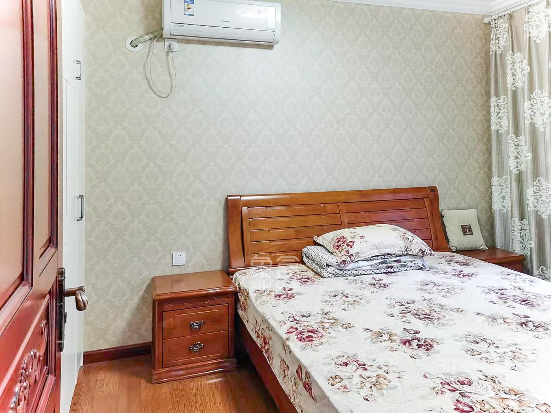 三一街区  3室2厅1卫   89.60万卧室