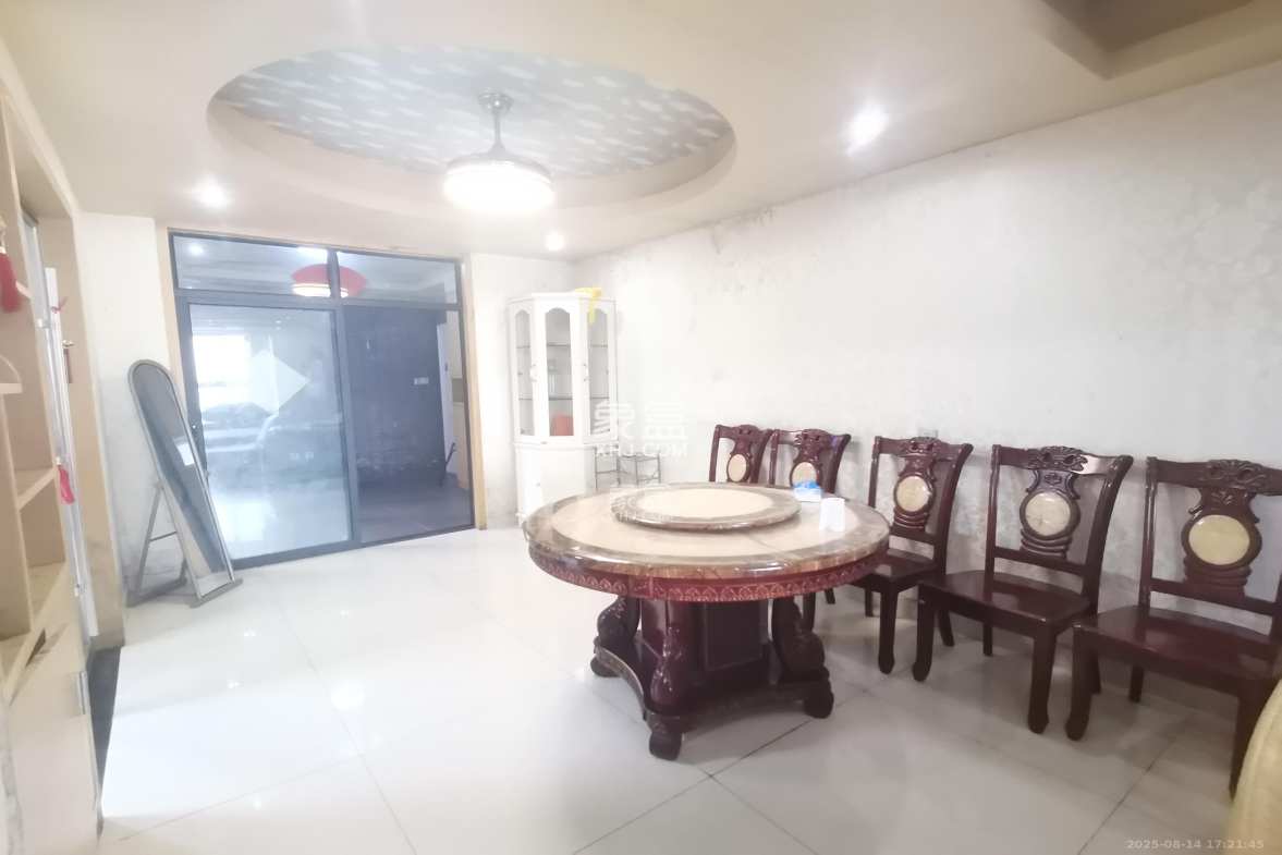 极目楚天  3室2厅2卫    3200.0元/月 极目楚天  3室2厅2卫    3200.0元/月室内图