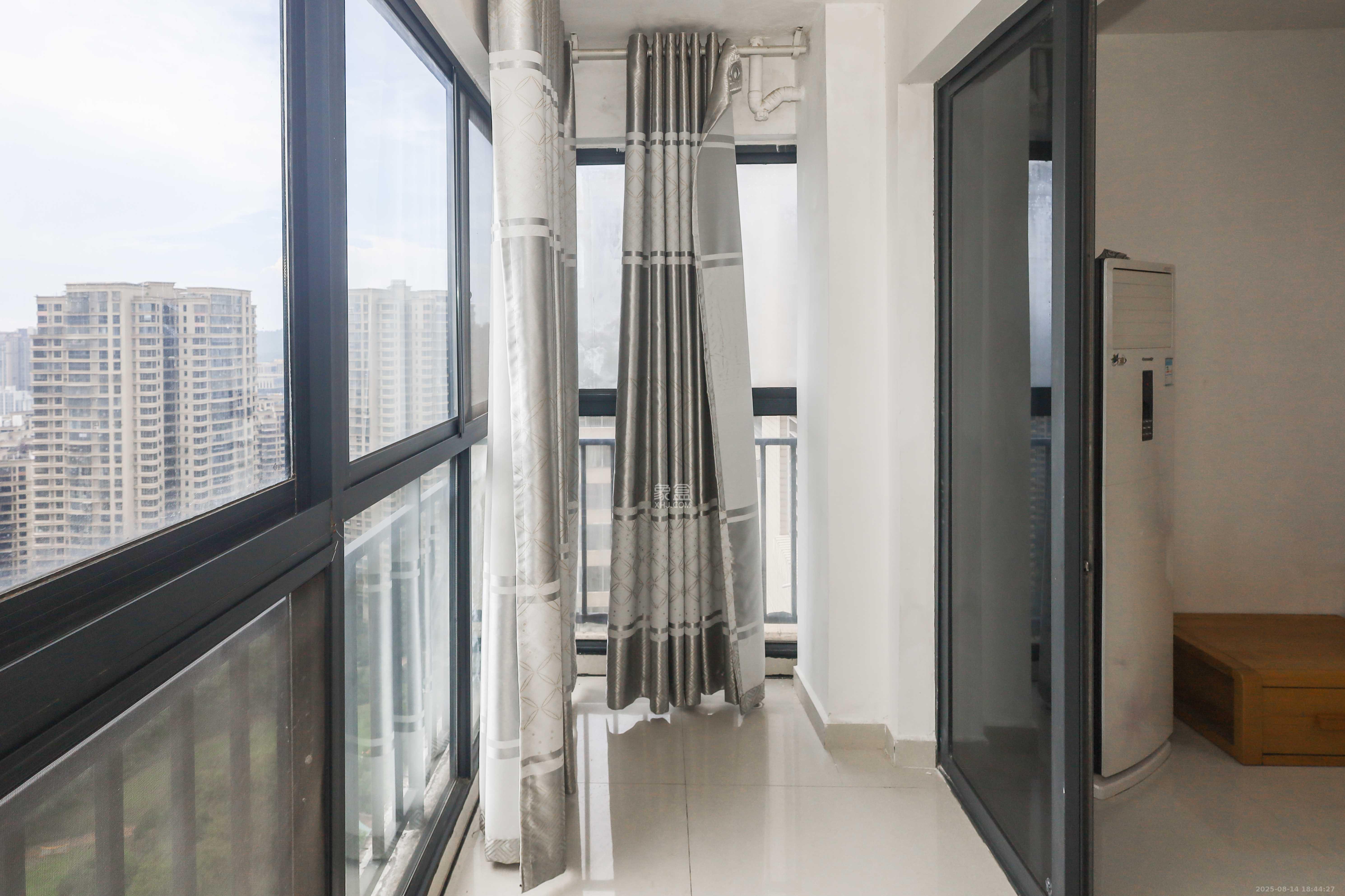 保利麓谷林语B区  3室2厅2卫    105.0万阳台