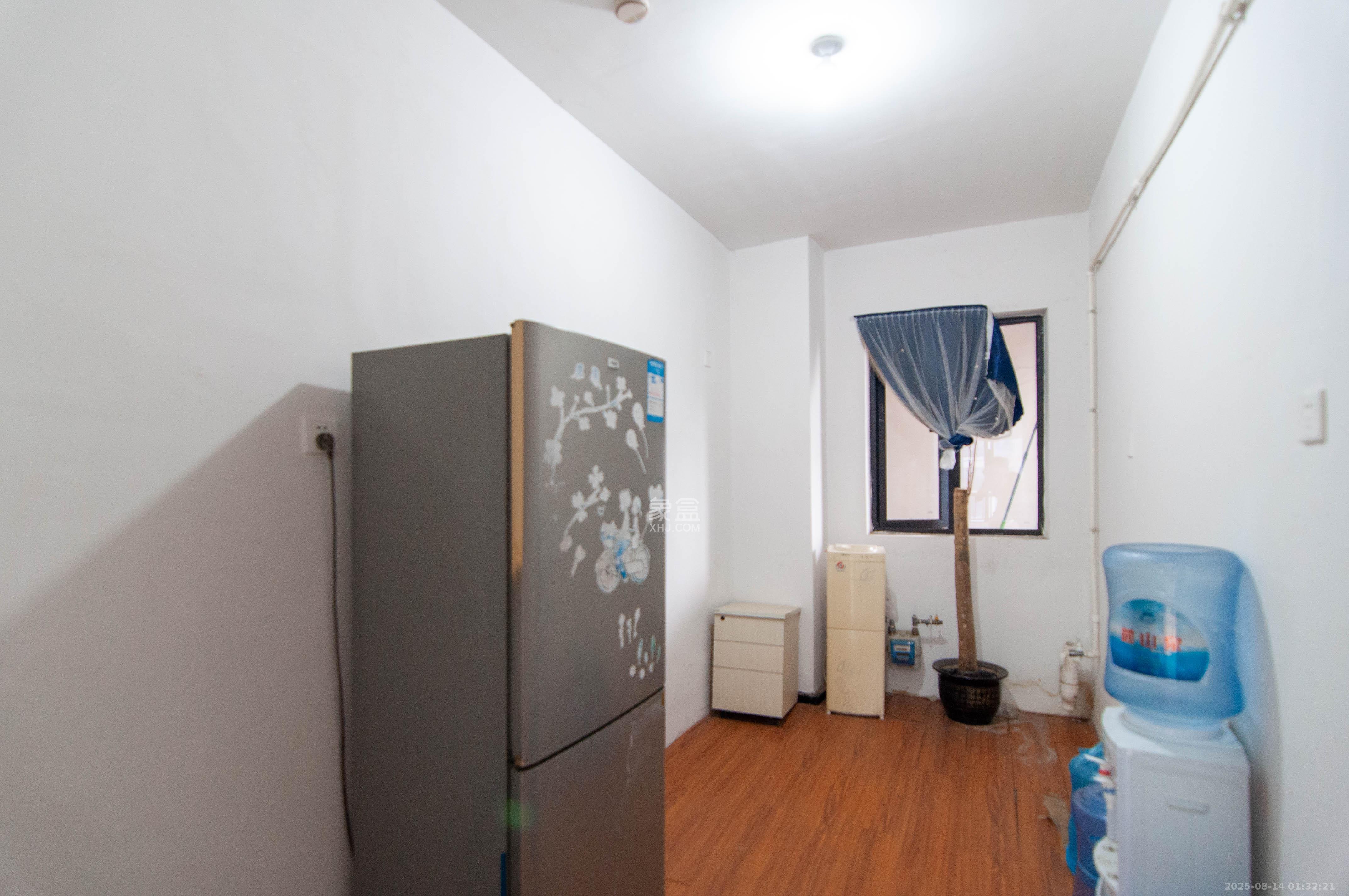 达美D6区  5室2厅3卫    160.0万厨房