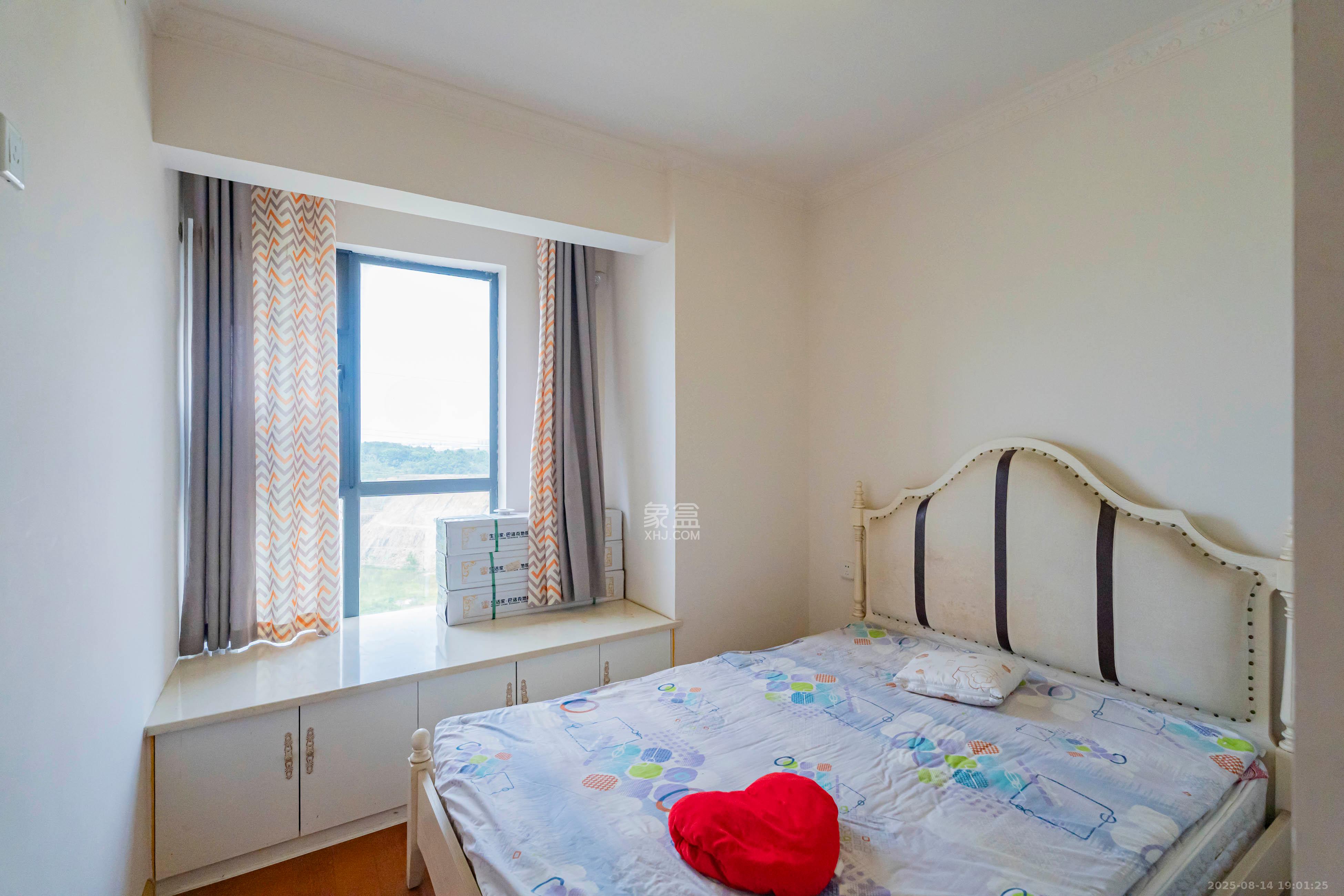 悦湖山  4室2厅2卫    80.0万卧室