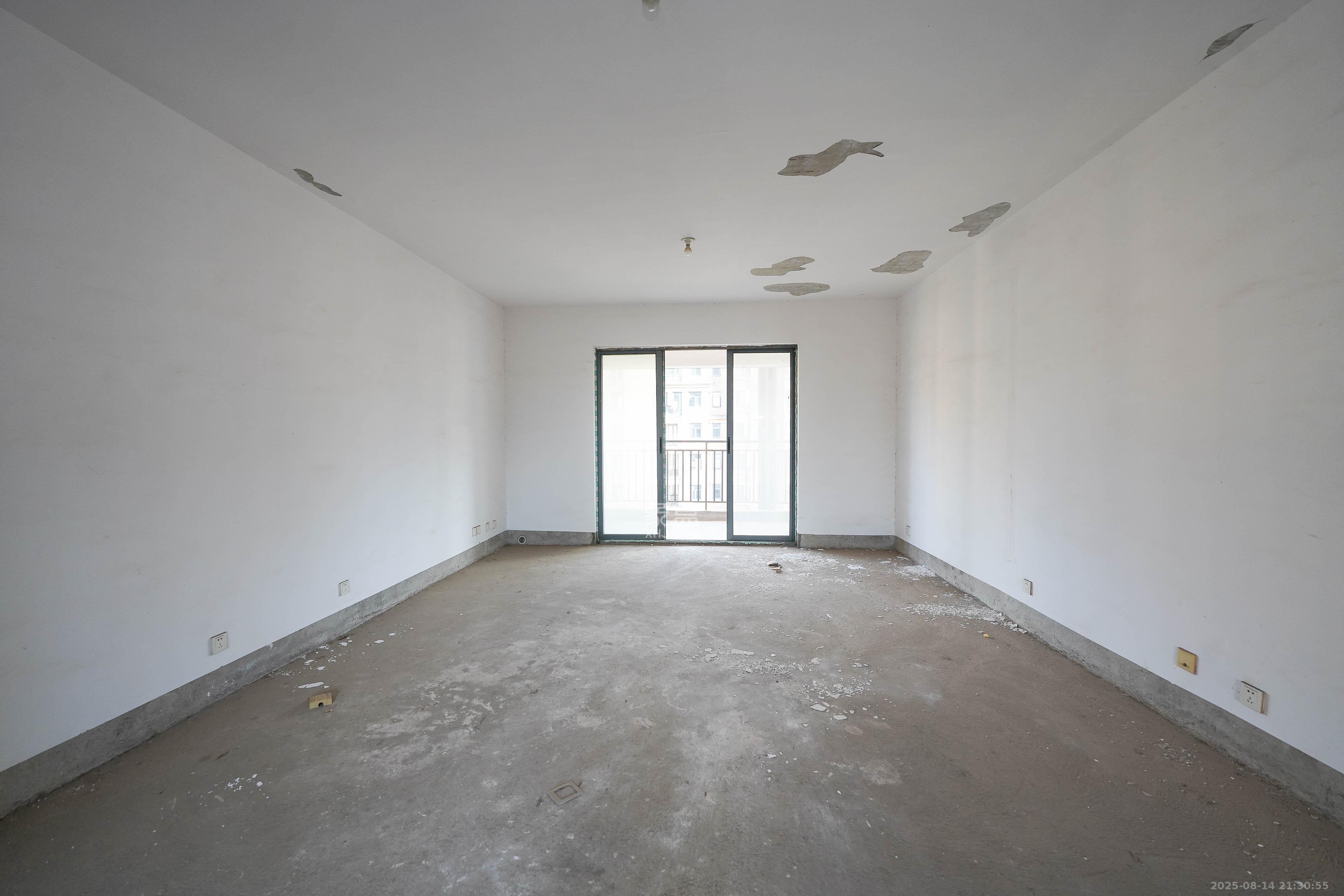 和美星城 4室2厅2卫 130.0万 和美星城 4室2厅2卫 130.0万客厅